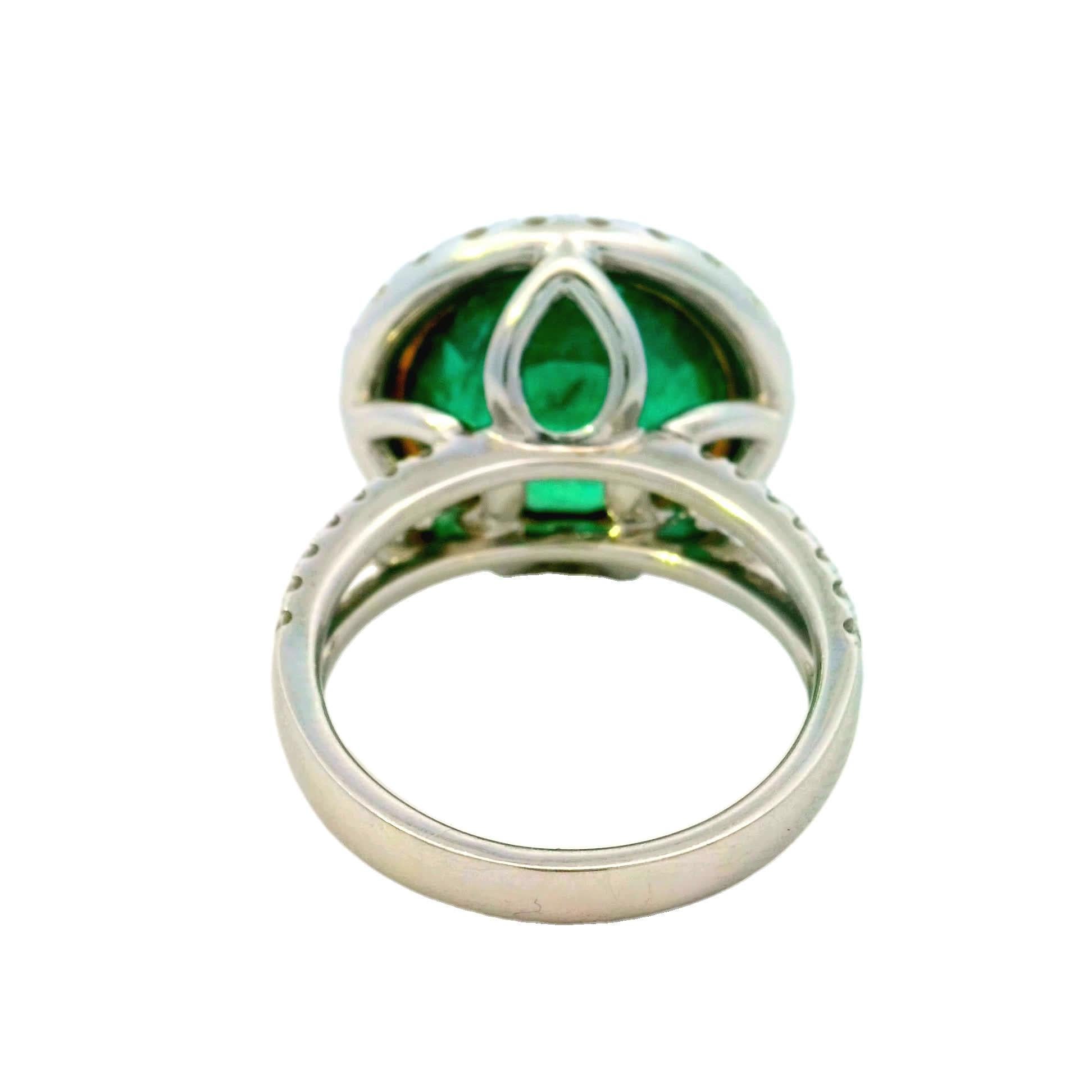 Atemberaubender Smaragd- und Diamantring im Zustand „Neu“ im Angebot in Great Neck Plaza, NY
