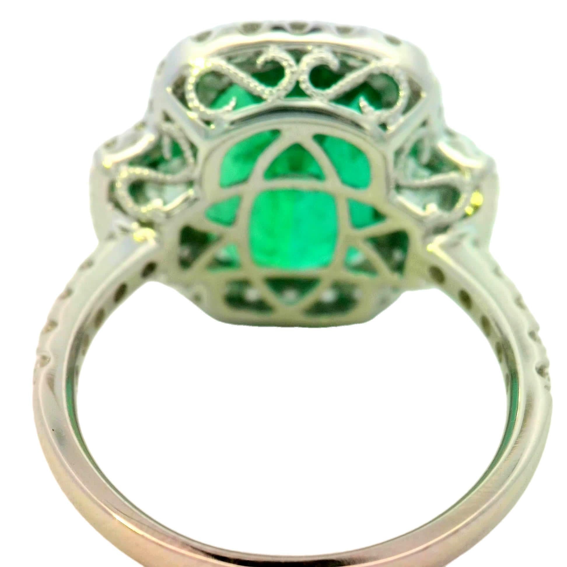 Atemberaubender Smaragd- und Diamantring im Zustand „Neu“ im Angebot in Great Neck Plaza, NY