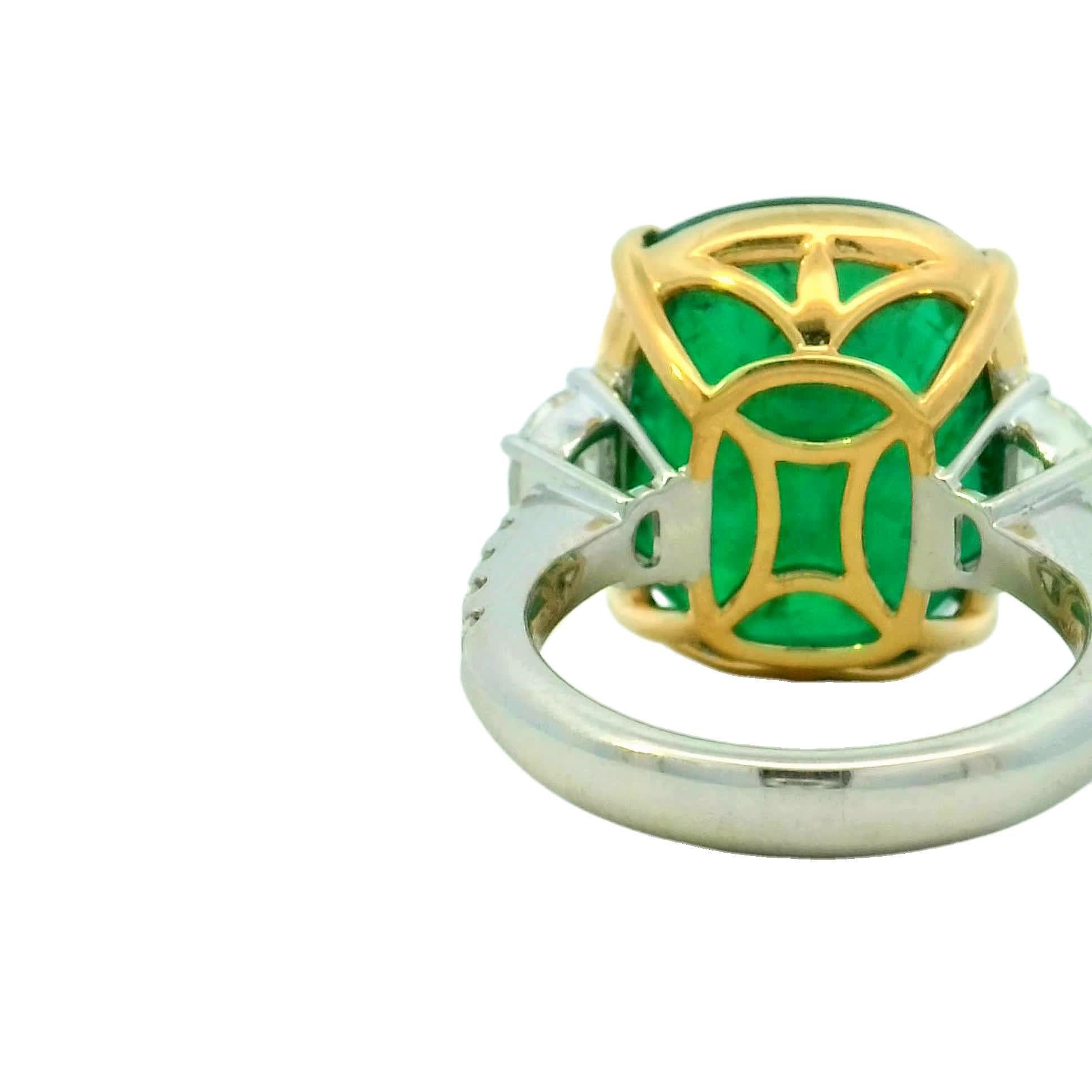 Atemberaubender Smaragd- und Diamantring im Zustand „Neu“ im Angebot in Great Neck Plaza, NY