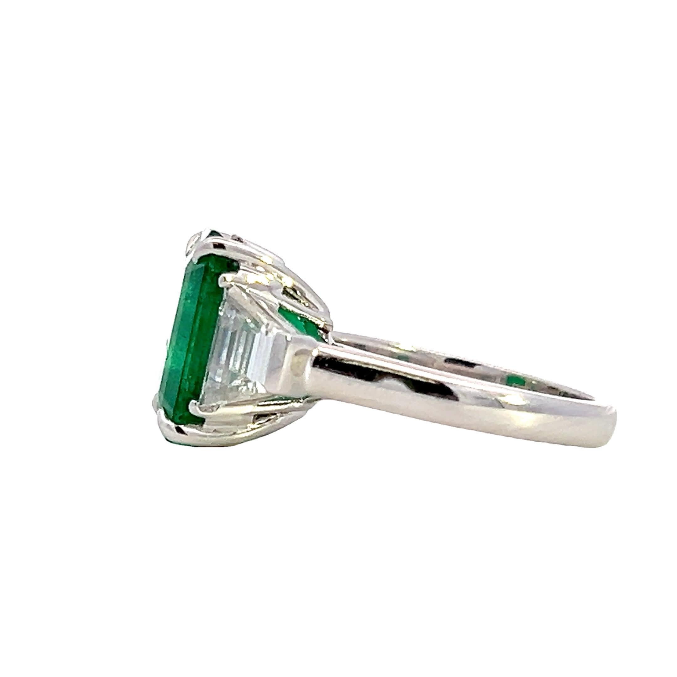 Atemberaubender Smaragd- und Diamantring im Zustand „Neu“ im Angebot in Great Neck Plaza, NY