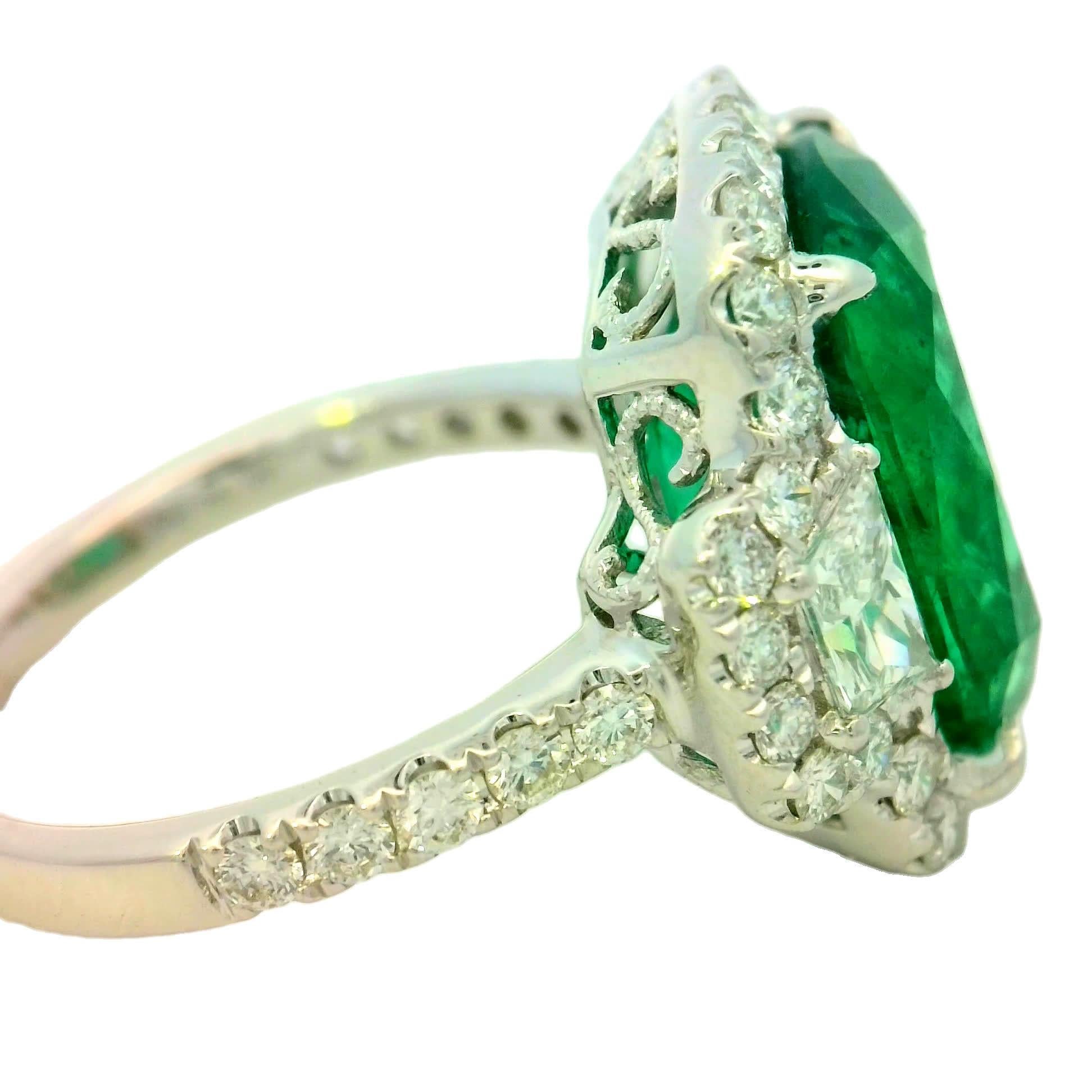 Atemberaubender Smaragd- und Diamantring Damen im Angebot