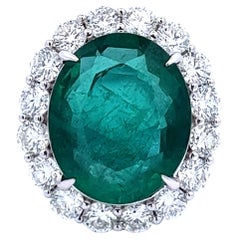 Un meraviglioso anello con smeraldo e diamante