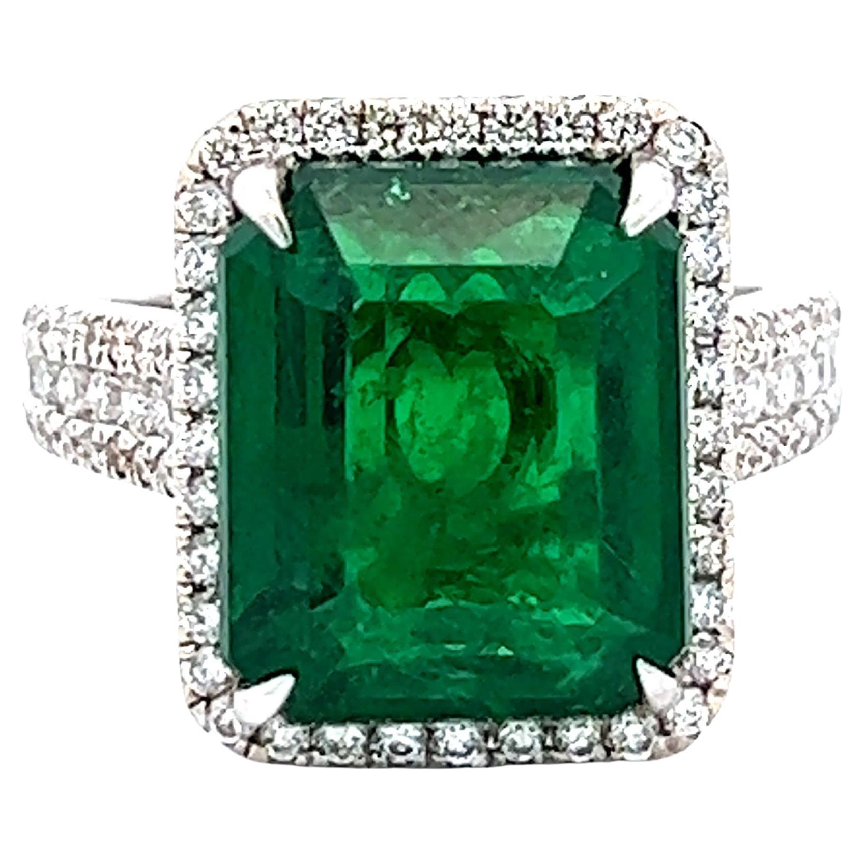 Un meraviglioso anello con smeraldo e diamante