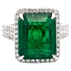 Un meraviglioso anello con smeraldo e diamante