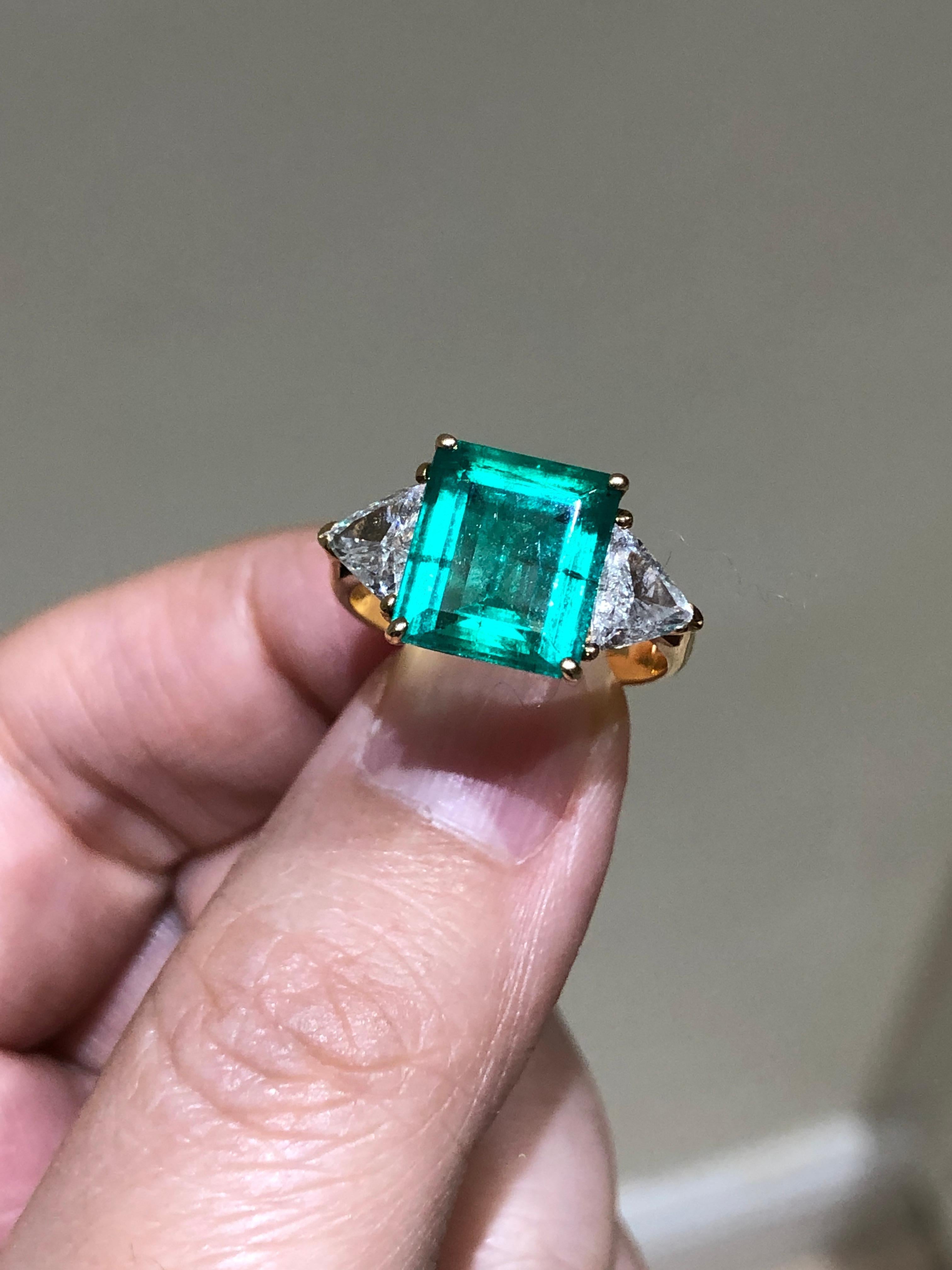 Metal	                                18K Yellow Gold
Weight                                  	Approx 4.8g
Diamonds                               Total approx 1.2 carats /  G-I ,VS-SI
Emerald                                  Approx 3ct /Columbia