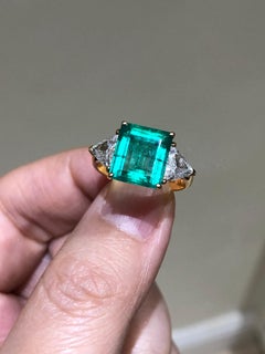 Stunning Columbia Emerald Diamond 18k Yellow Gold Three Stone Engagement Ring