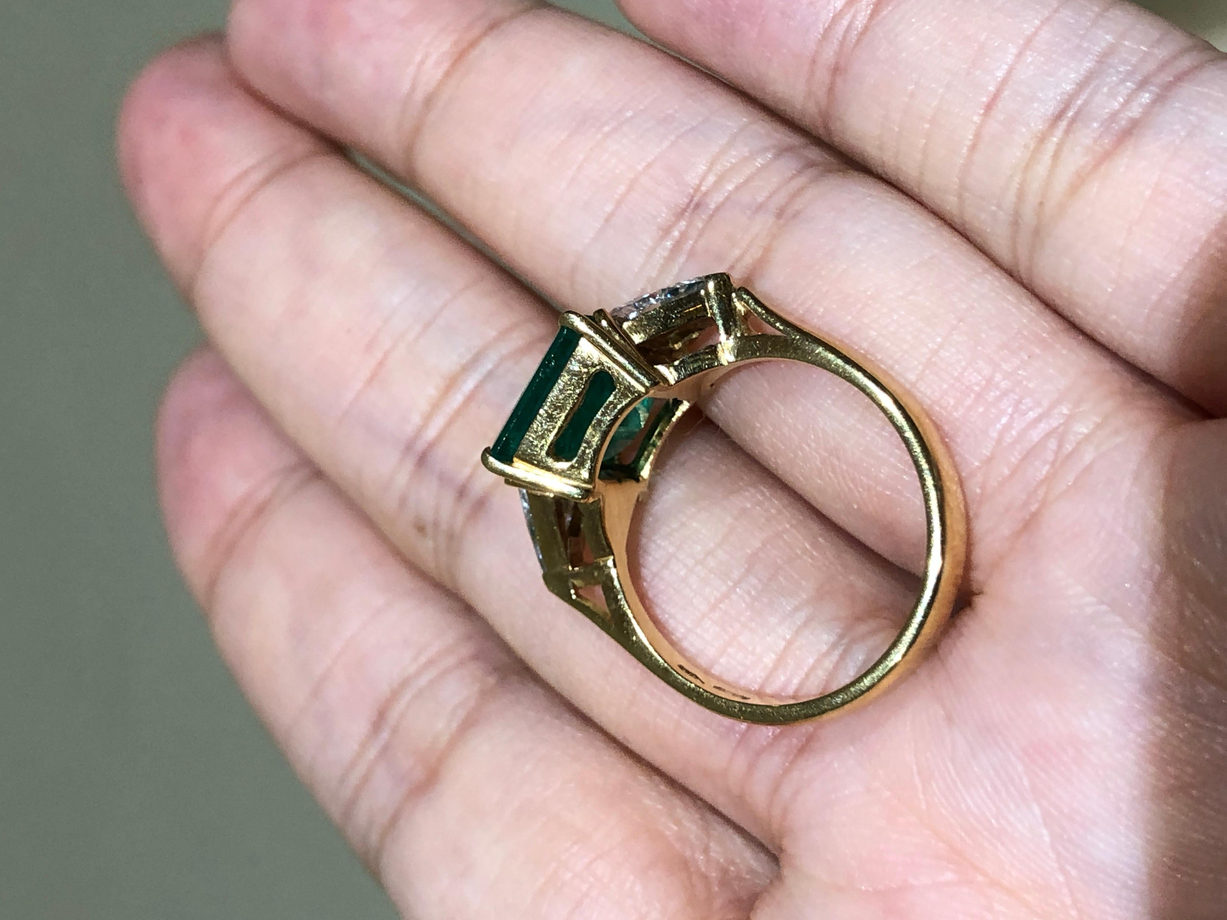 Stunning Columbia Emerald Diamond 18k Yellow Gold Three Stone Engagement Ring In Excellent Condition For Sale In Banbury, GB