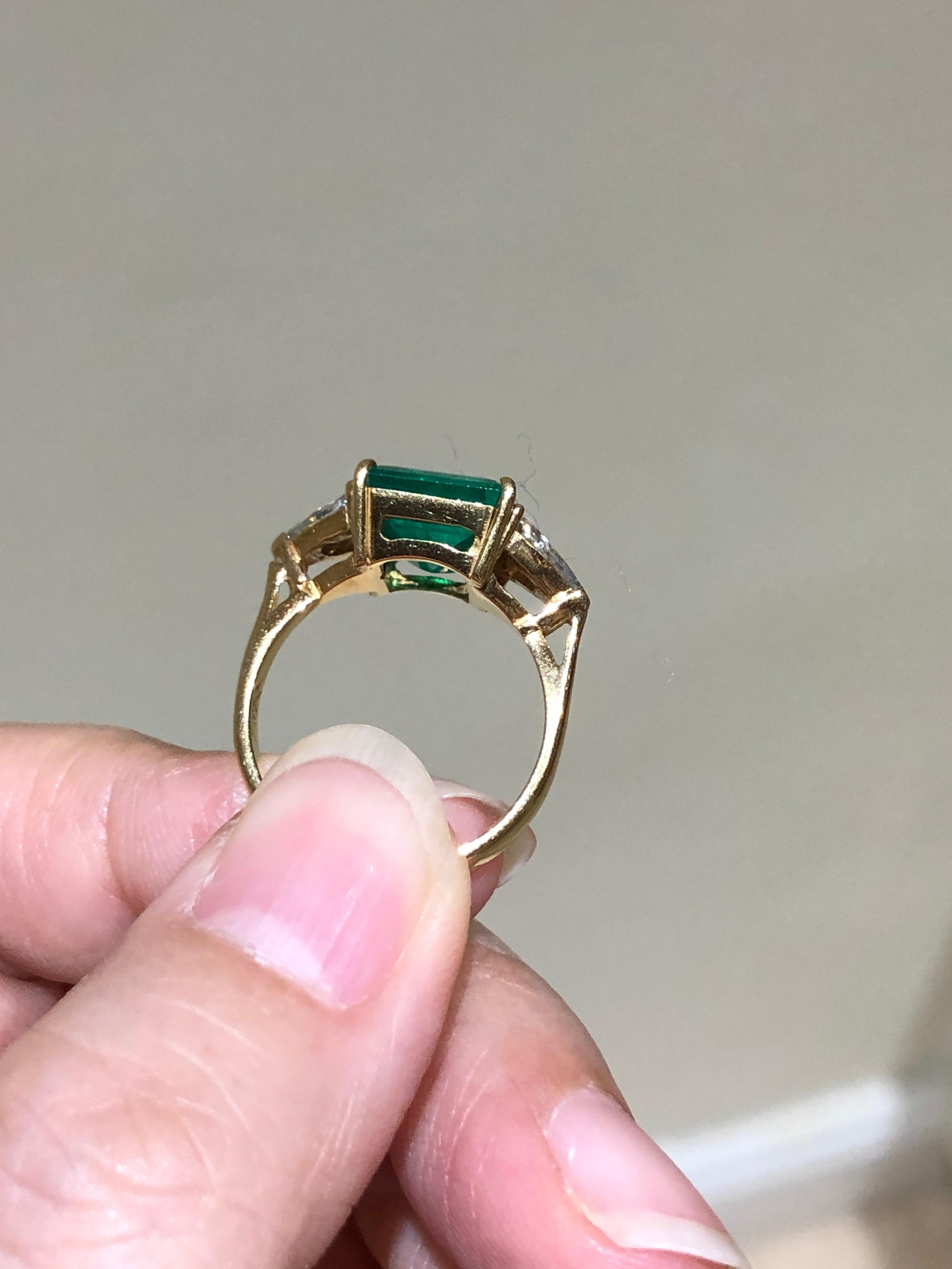 Women's or Men's Stunning Columbia Emerald Diamond 18k Yellow Gold Three Stone Engagement Ring For Sale