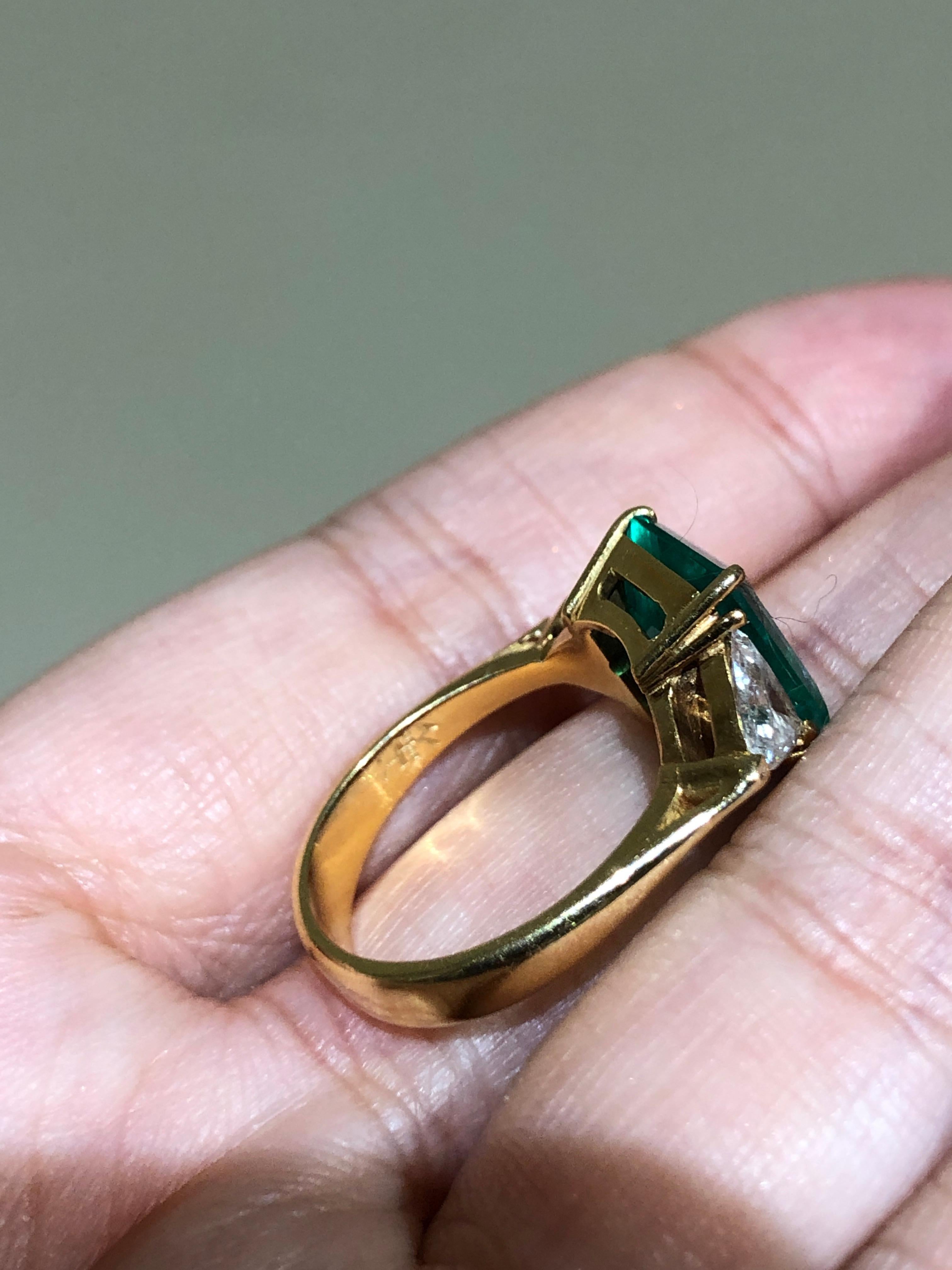 Stunning Columbia Emerald Diamond 18k Yellow Gold Three Stone Engagement Ring For Sale 1