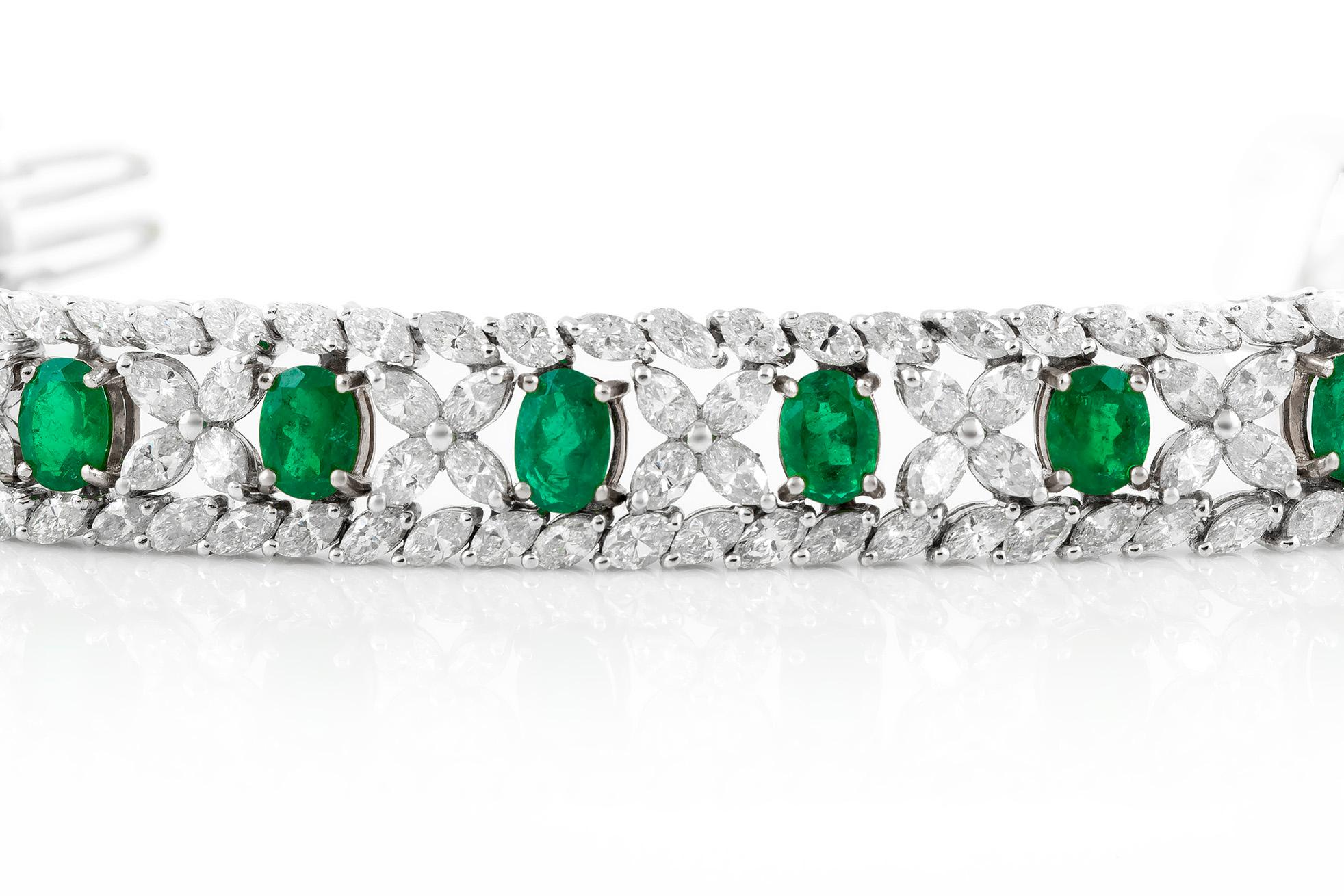 Atemberaubendes Armband mit Smaragd und Diamanten (Smaragdschliff) im Angebot