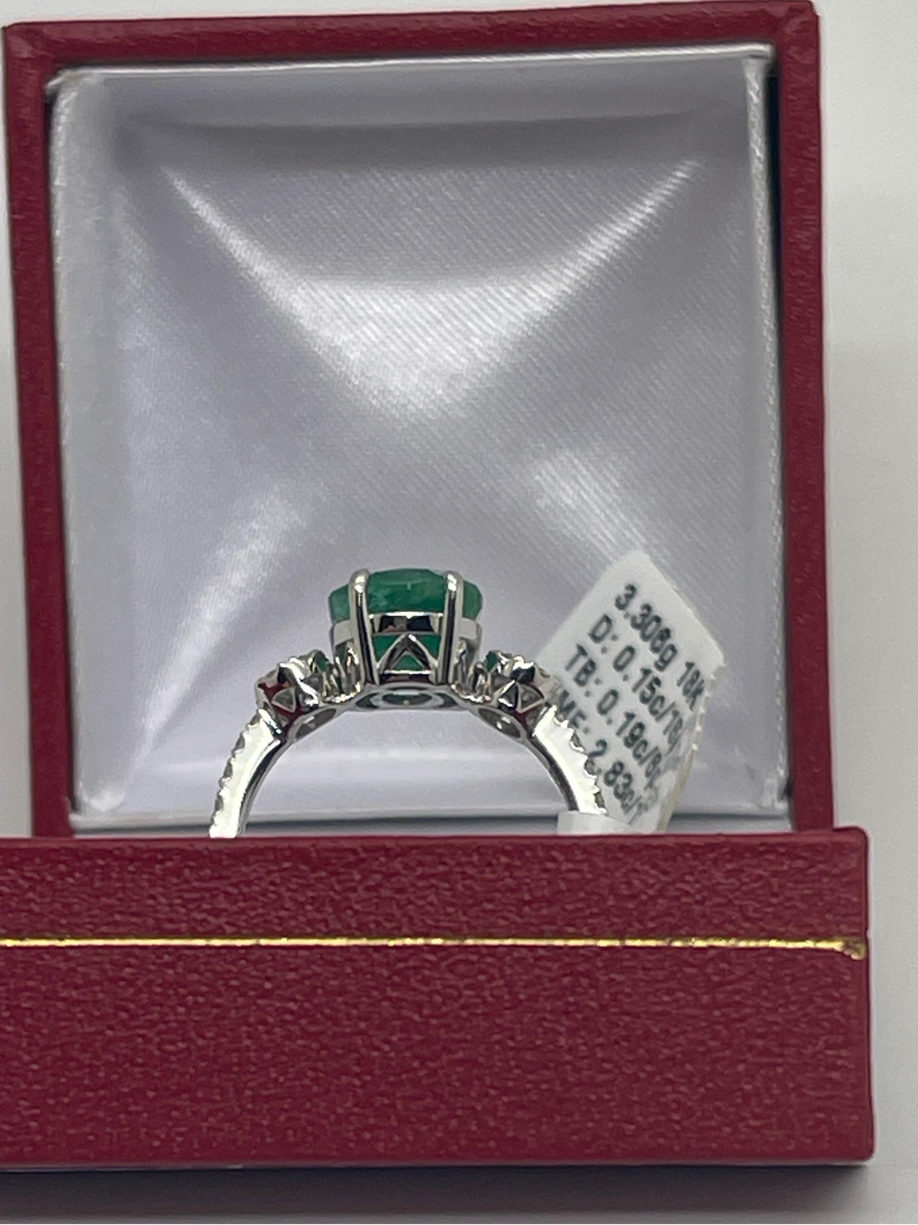 Modern Stunning Emerald & Diamond ring In 18k White Gold For Sale