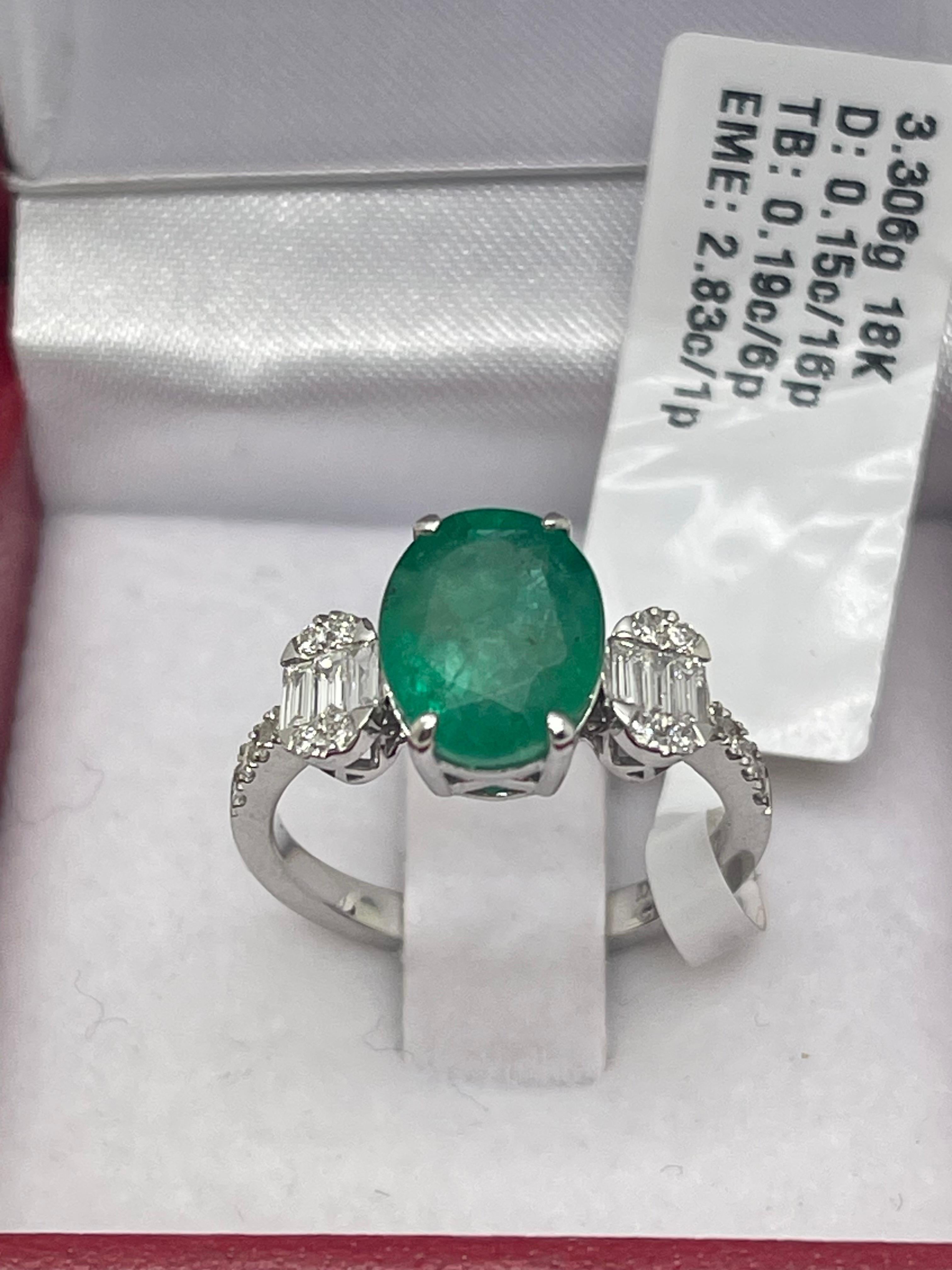 Women's Stunning Emerald & Diamond ring In 18k White Gold For Sale