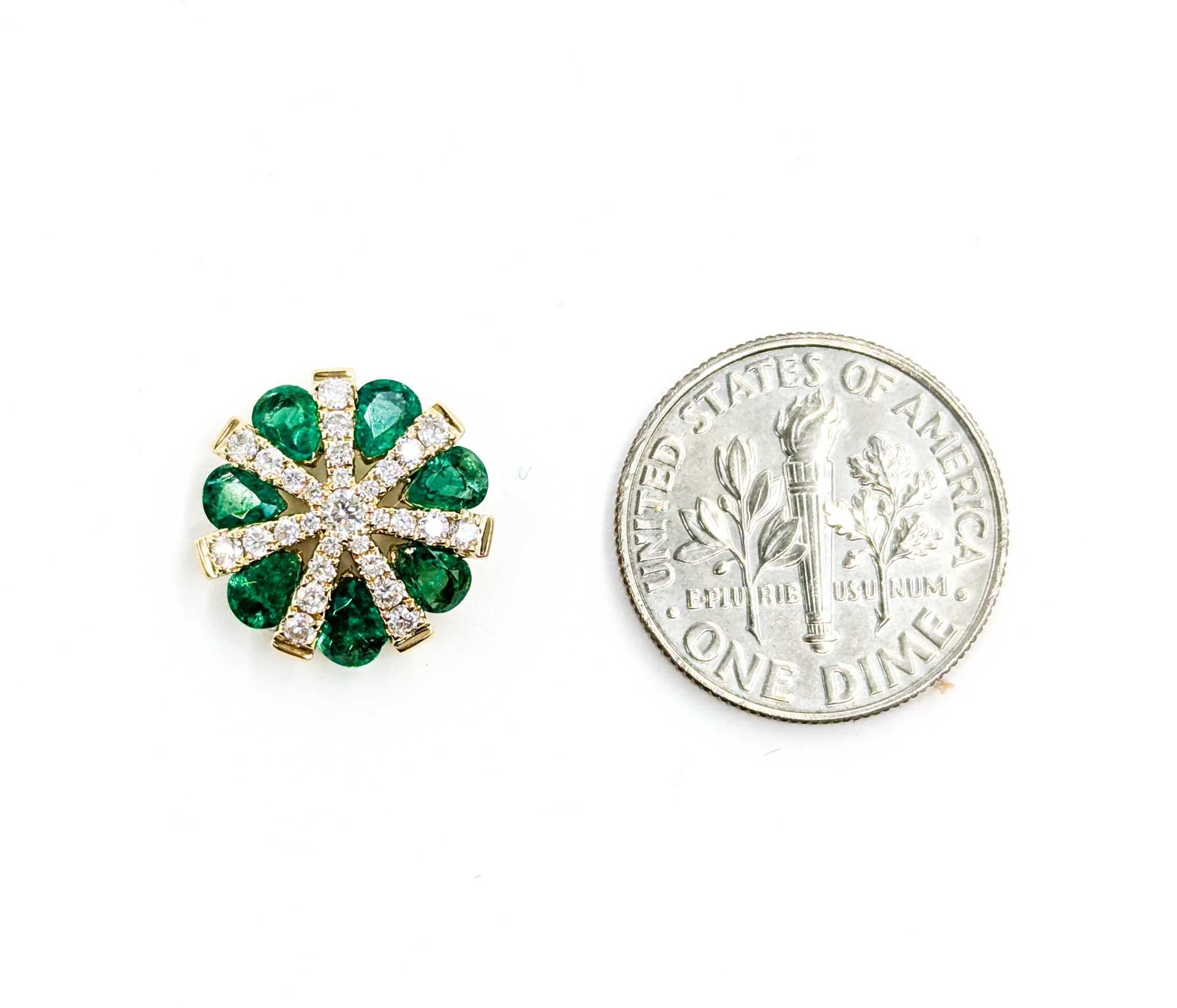 Taille poire Superbe boucle d'oreille en or jaune ornée d'émeraudes et de diamants en vente