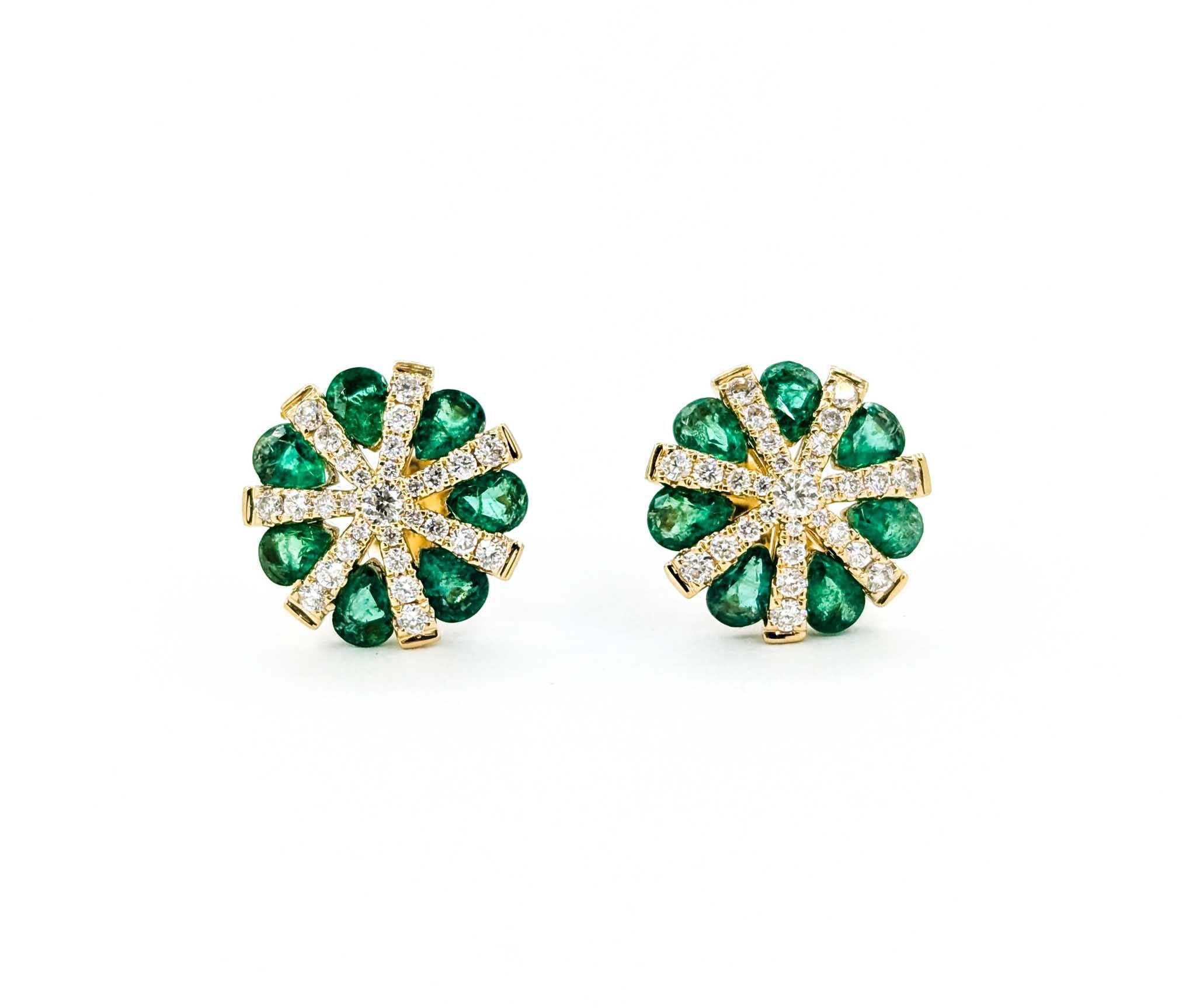 Superbe boucle d'oreille en or jaune ornée d'émeraudes et de diamants en vente 1
