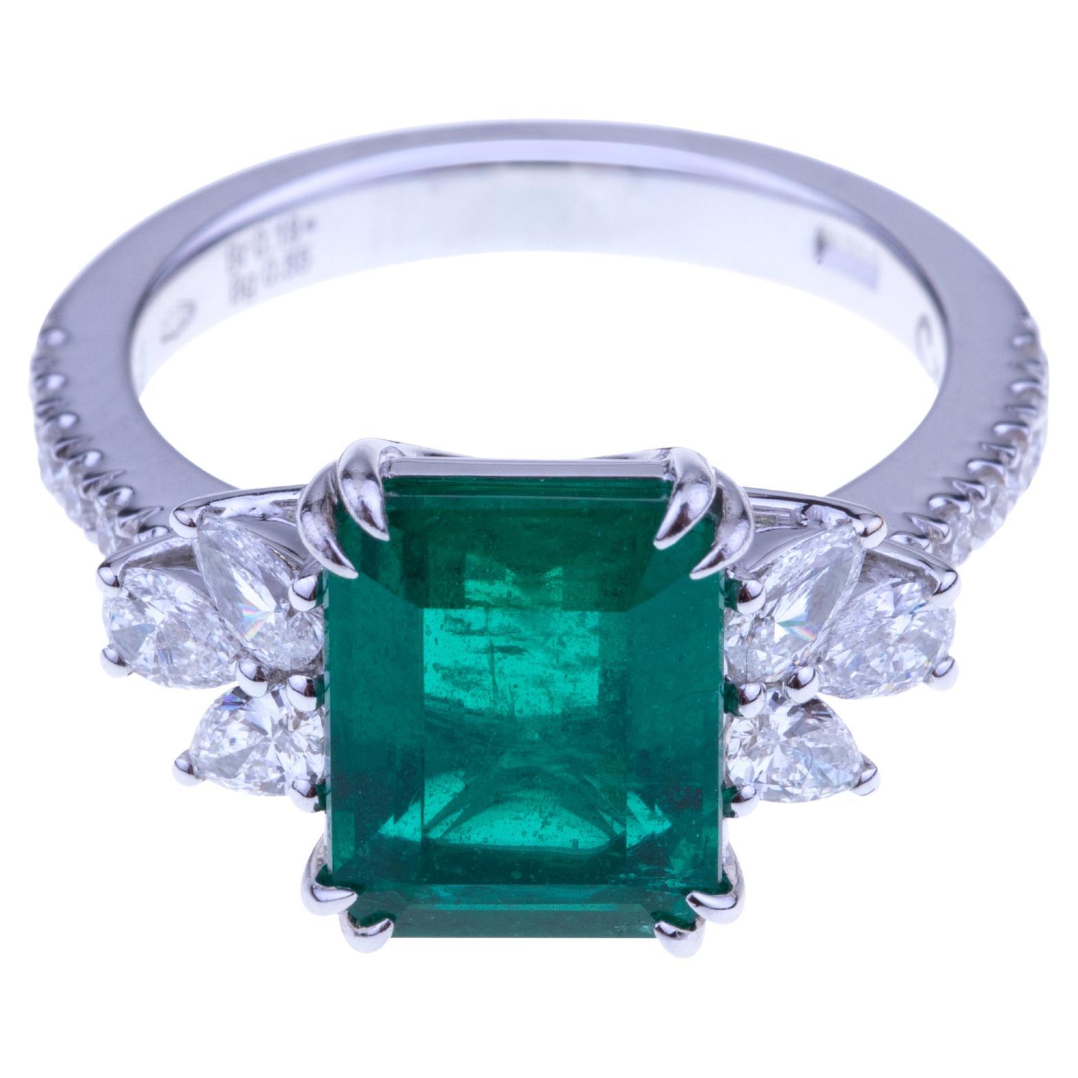 Stunning Emerald Ring ct. 3.20 with Diamonds. Unique Stone with Certificate.
Classic Design for this Ring with a Stunning Emerald (ct. 3.20 Certificate) origin with Diamonds on the side (ct. 073 Round).
Designed in Italy.
Angeletti Boasts an