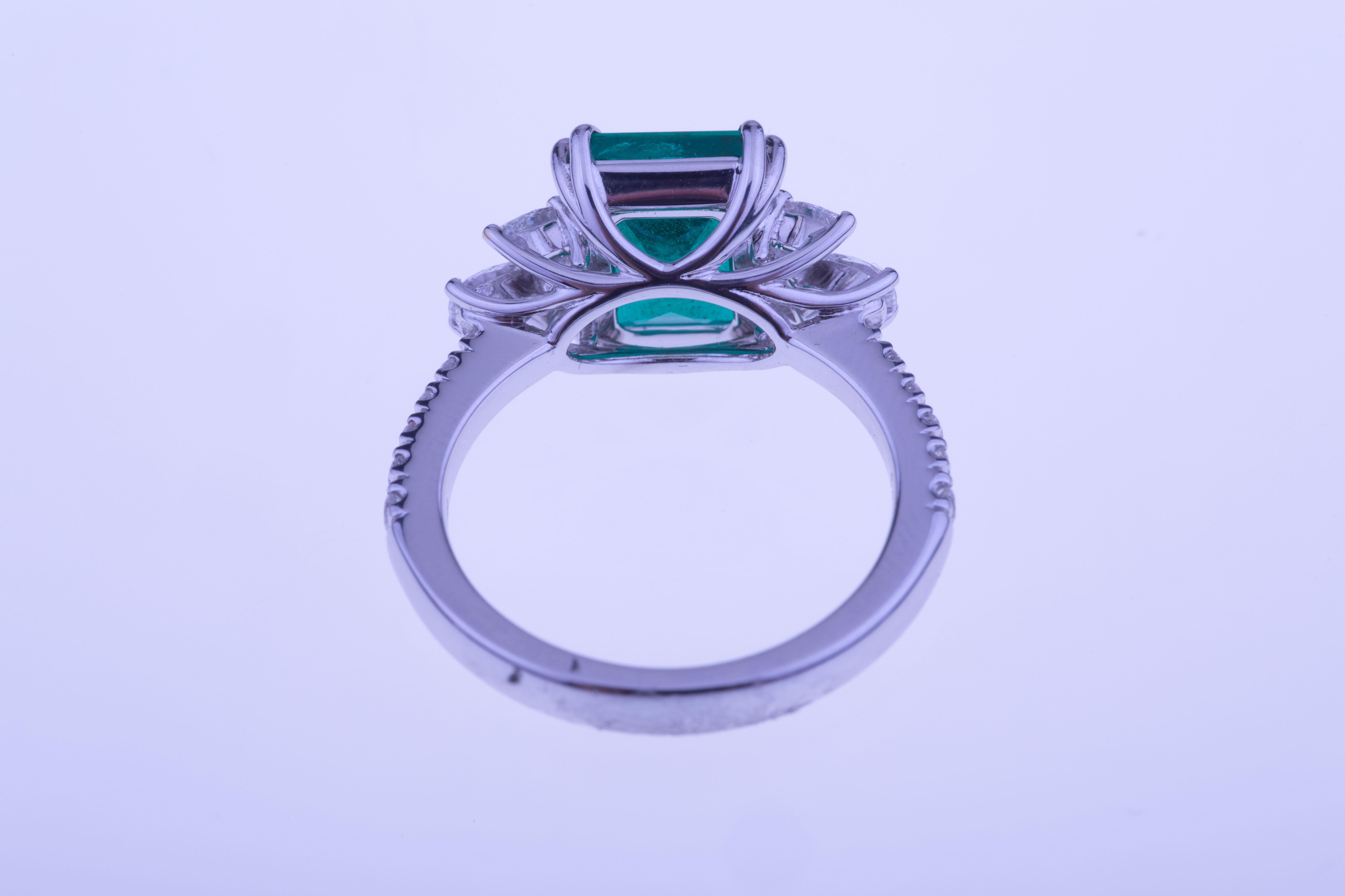 Atemberaubender Smaragdring Ct. 3,20 mit Diamanten, Einzigartiger Stein mit Zertifikat (Kissenschliff) im Angebot