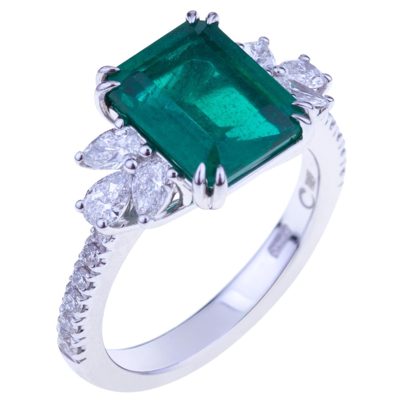 Stunning Emerald Ring Ct. 3.20 with Diamonds, Unique Stone with Certificate For Sale