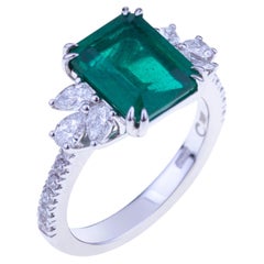 Stunning Emerald Ring Ct. 3.20 with Diamonds, Unique Stone with Certificate