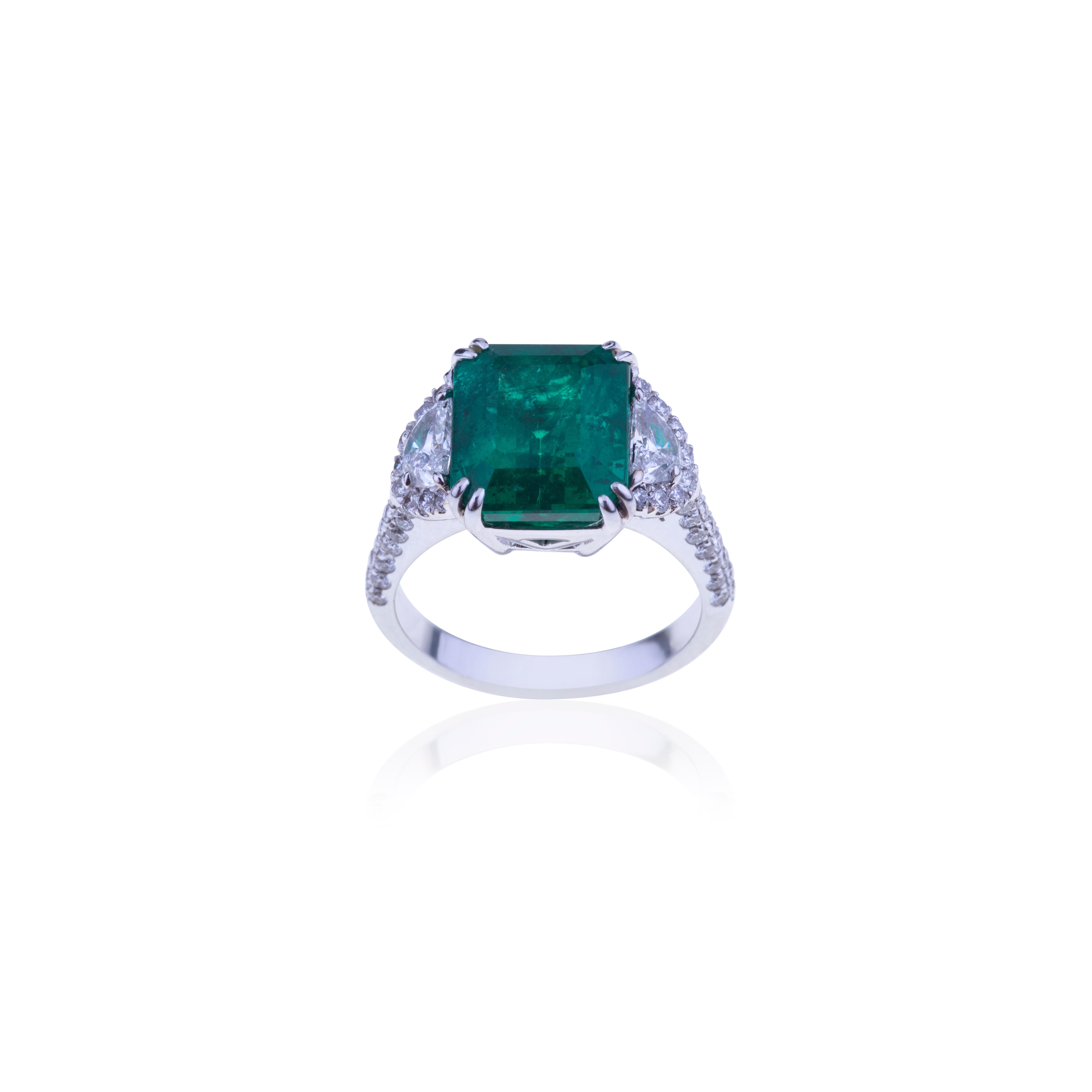 Stunning emerald ring ct. 5.84 with diamonds. Unique stone with Certificate.
Classic Design for this Ring with a Stunning Emerald (ct. 5.84 Certificate) origin with Diamonds on the side (ct. 049 Round + ct. 0.52 HalfMoon).
Designed in