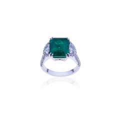Stunning Emerald Ring ct. 5.84 with Diamonds. Unique stone.