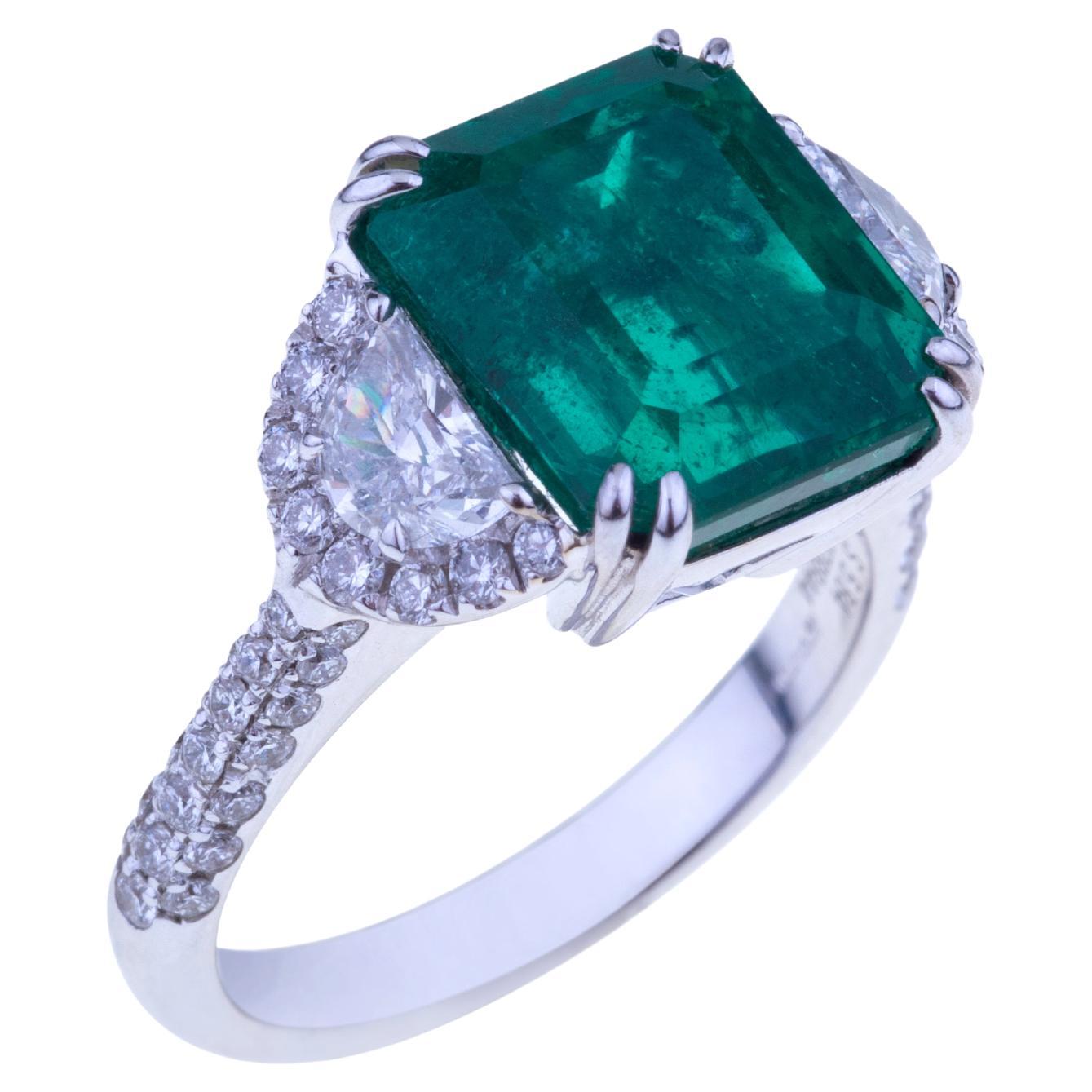 Stunning Emerald Ring ct. 5.84 with Diamonds. Unique stone. For Sale