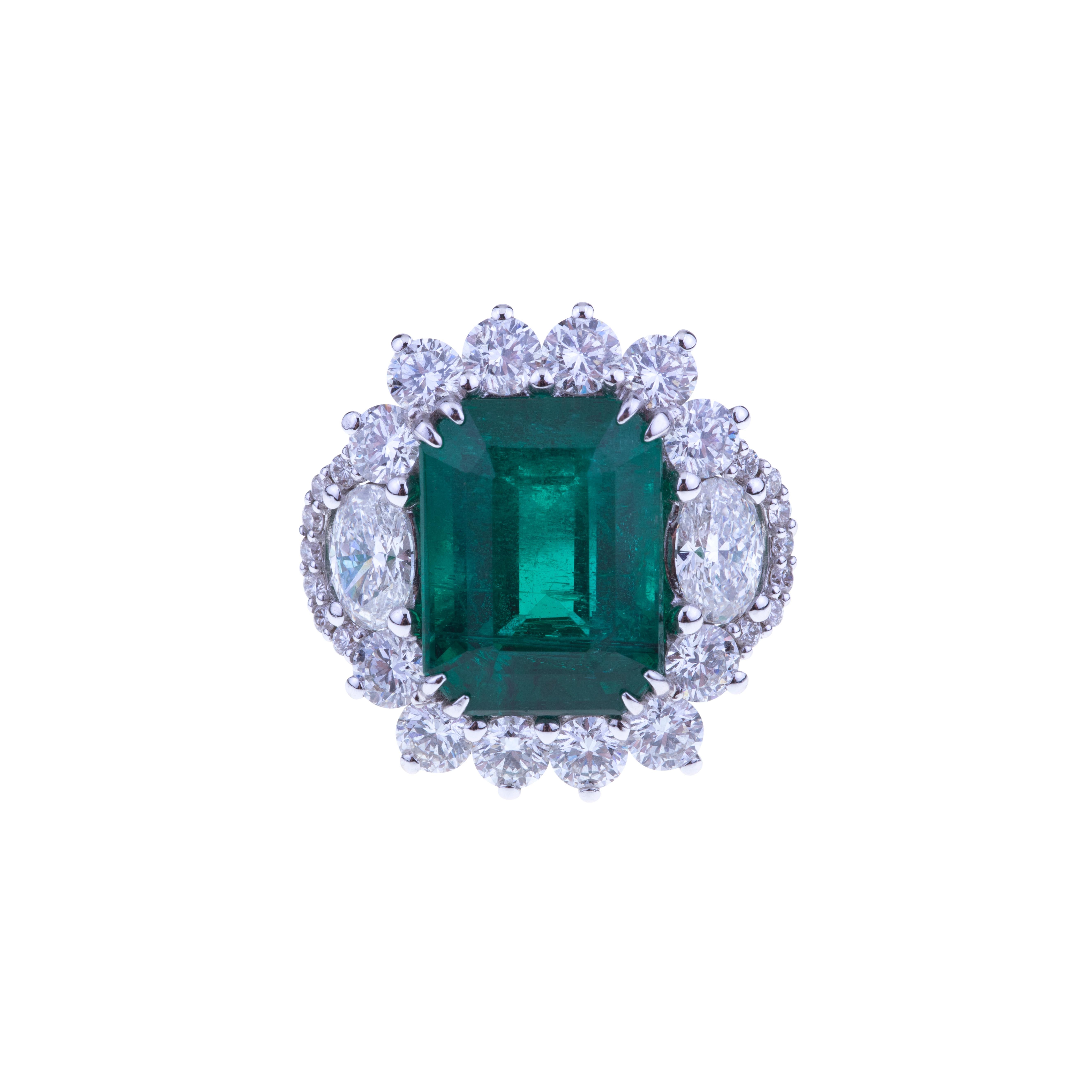 Stunning Emerald Ring ct. 7.41 with Diamonds. Unique Stone with Certificate GRS.
Classic Design for this Ring with a Stunning Emerald Vivid Green Octagonal Shape (ct. 7.41 Certificate GRS 2017-056597) origin Zambia with Diamonds on the side (ct.
