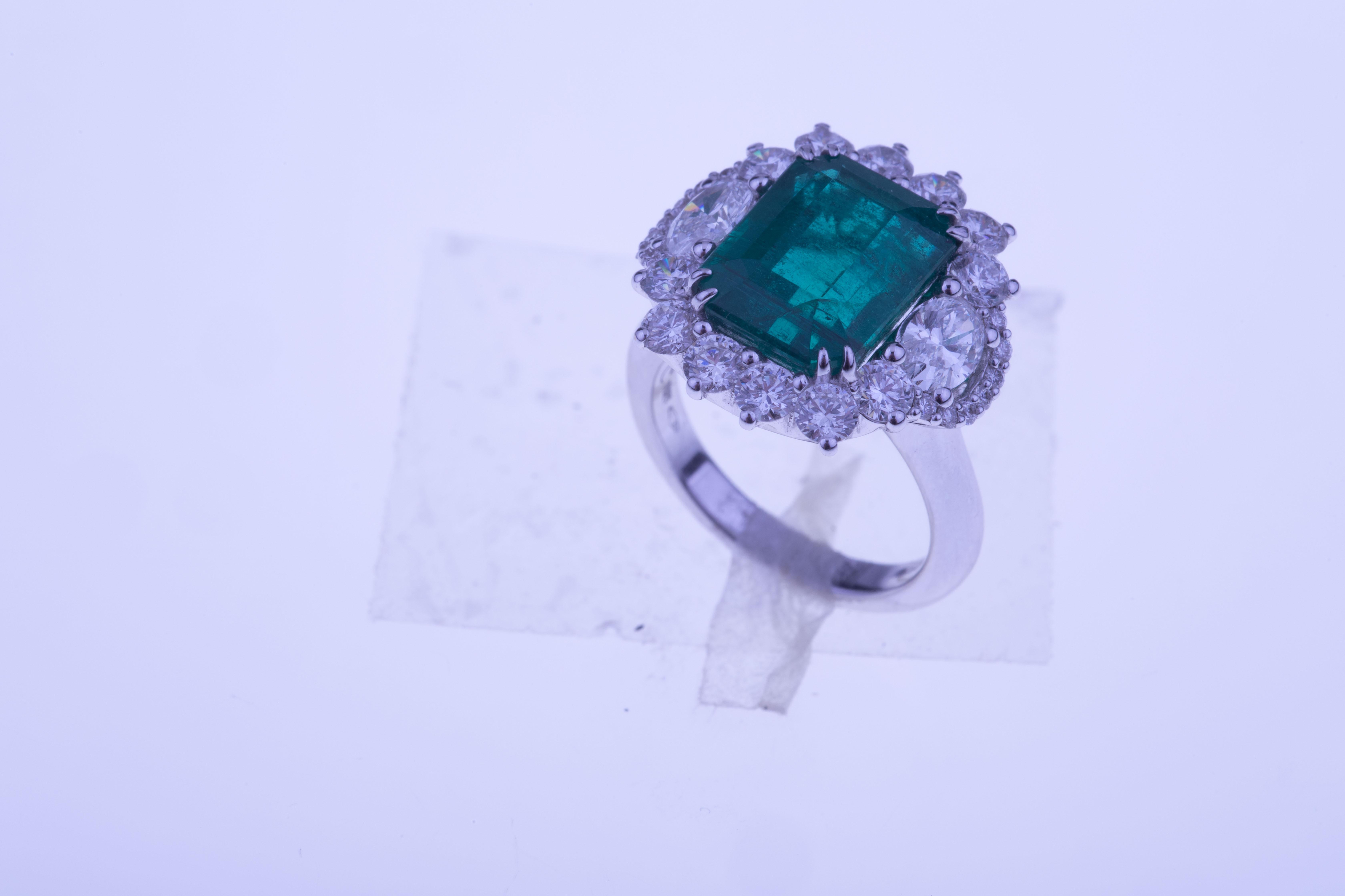 Contemporain Superbe bague en émeraude Ct. 7,41 avec diamants, pierre unique avec certificat GRS en vente