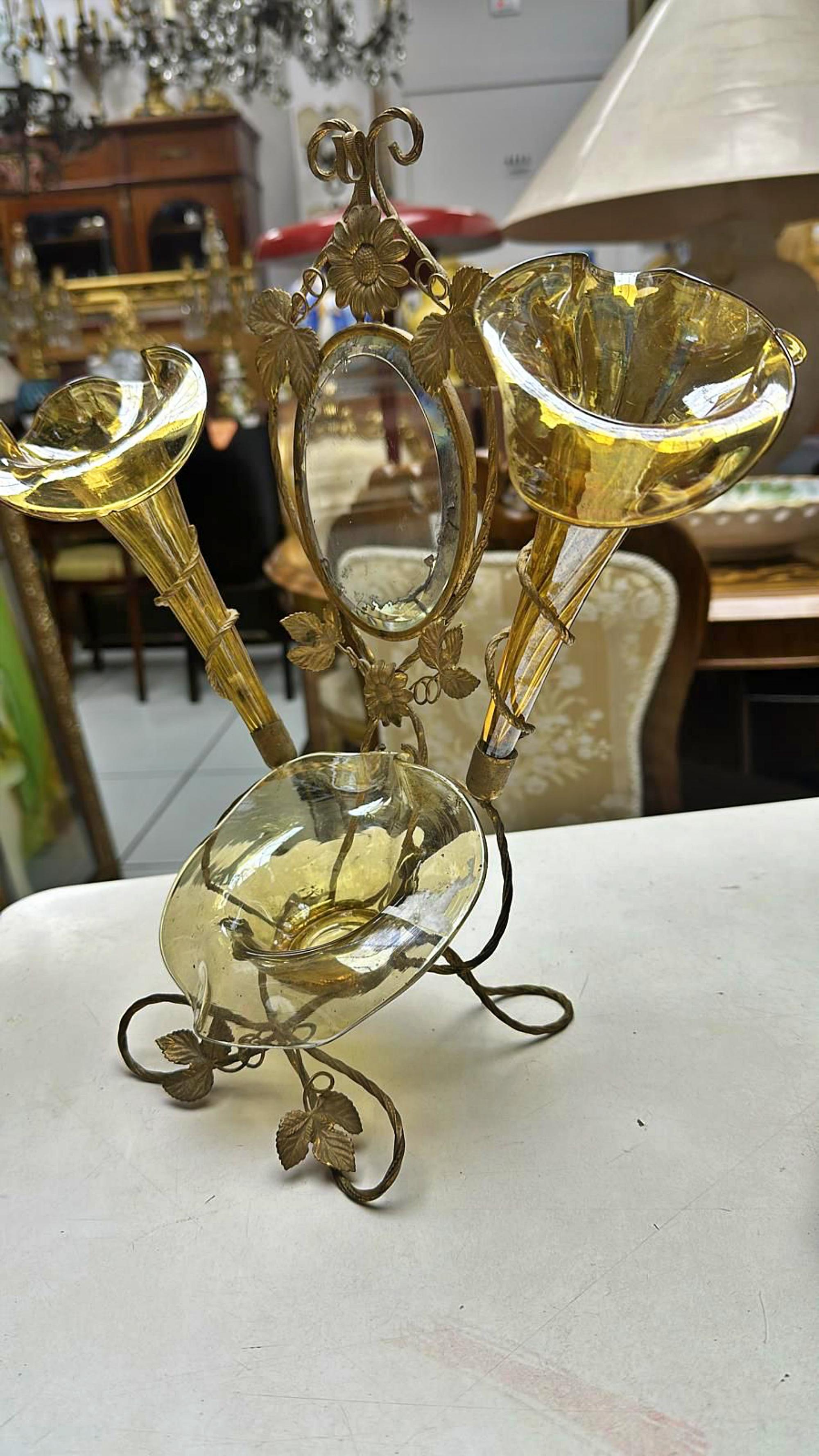 Superbe porte-fleurs en verre italien de Murano du 19e siècle
Art déco
en laiton avec miroir et verres en verre de Murano,
Verre dans les tons paille
31cm x 32cm
excellent état, le verre est sans cassure ni rayure