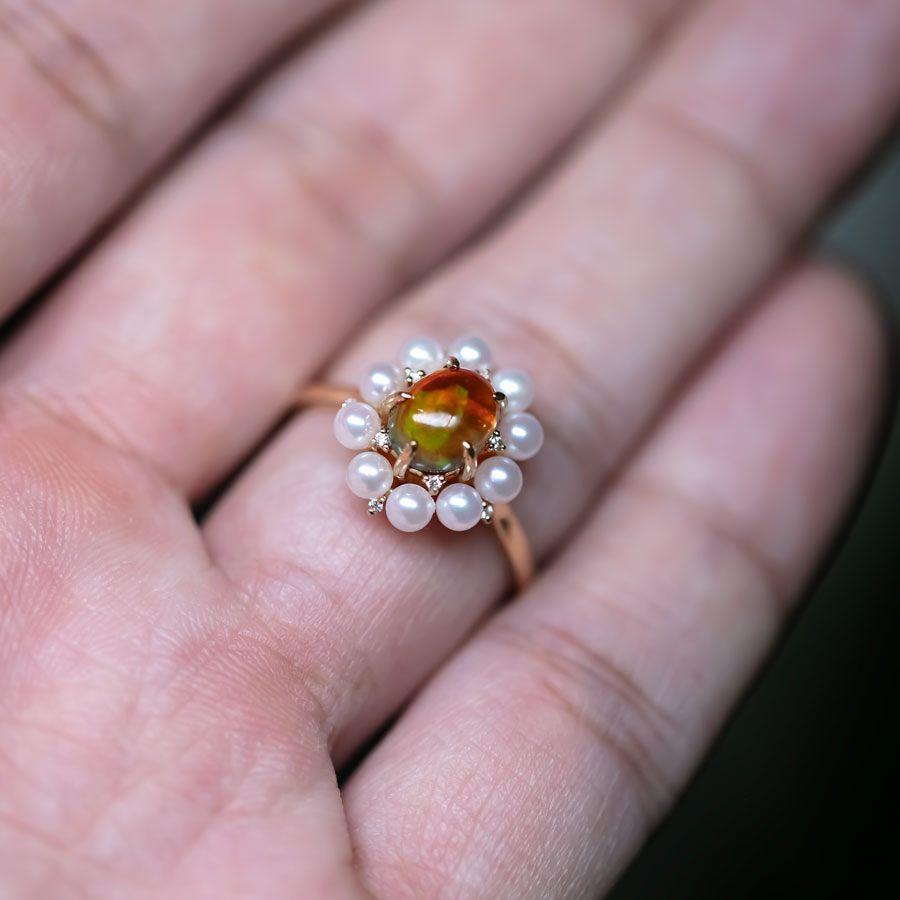 Atemberaubender Verlobungsring aus 18 Karat Gelbgold mit Feueropal, Perle und Diamanten (Brillantschliff) im Angebot