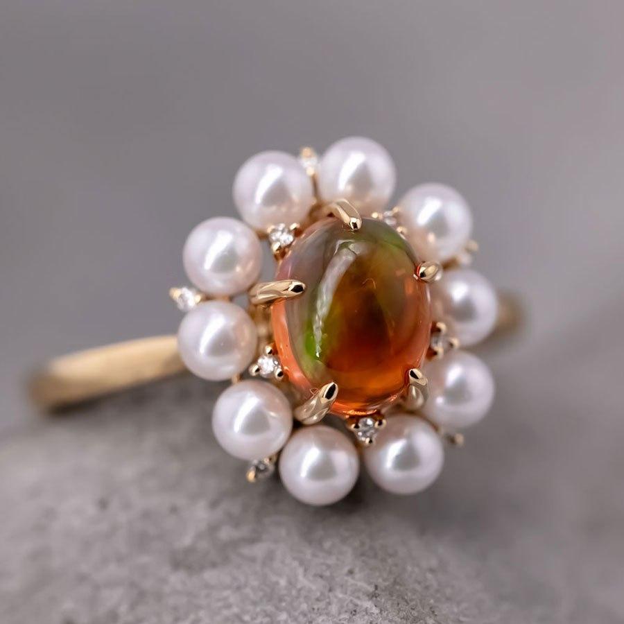 Atemberaubender Verlobungsring aus 18 Karat Gelbgold mit Feueropal, Perle und Diamanten im Zustand „Neu“ im Angebot in Suwanee, GA