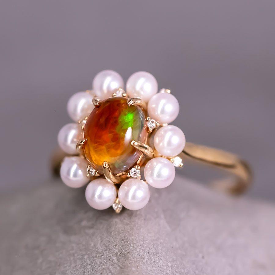 Atemberaubender Verlobungsring aus 18 Karat Gelbgold mit Feueropal, Perle und Diamanten im Angebot 2