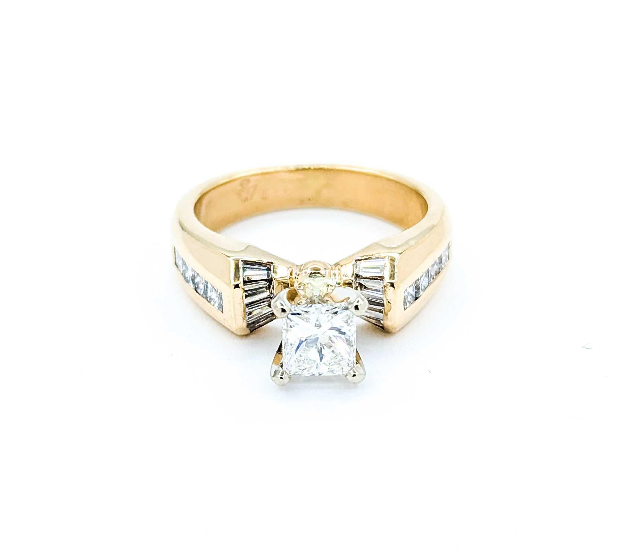 Superbe bague de fiançailles avec diamants de 1,25 ctw en or jaune en vente 4