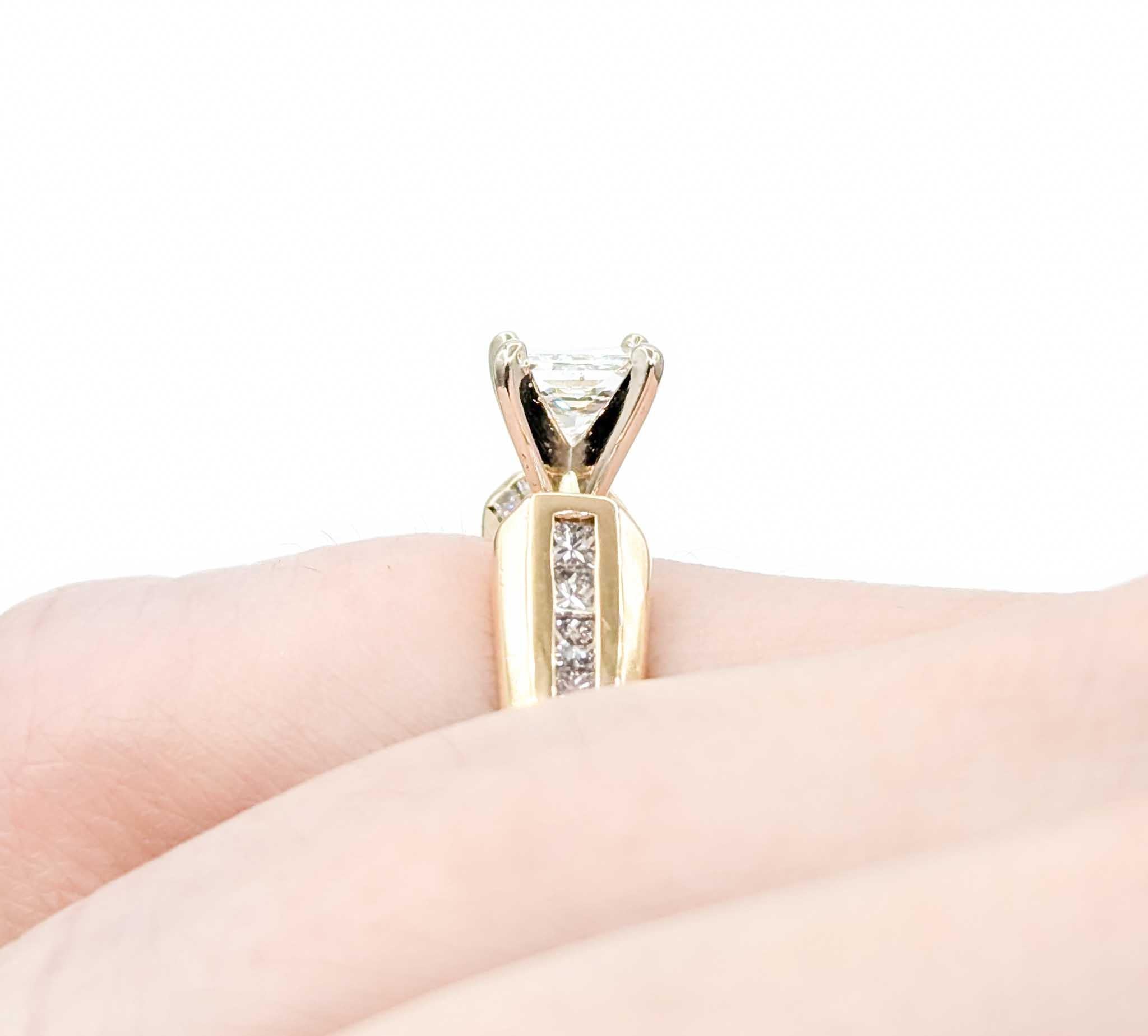 Superbe bague de fiançailles avec diamants de 1,25 ctw en or jaune
Voici une magnifique bague de fiançailles en or jaune 14k. Cette pièce exquise présente un diamant princesse de 0,75ct et des diamants d'accentuation de 0,50ctw. Le diamant de 0,75