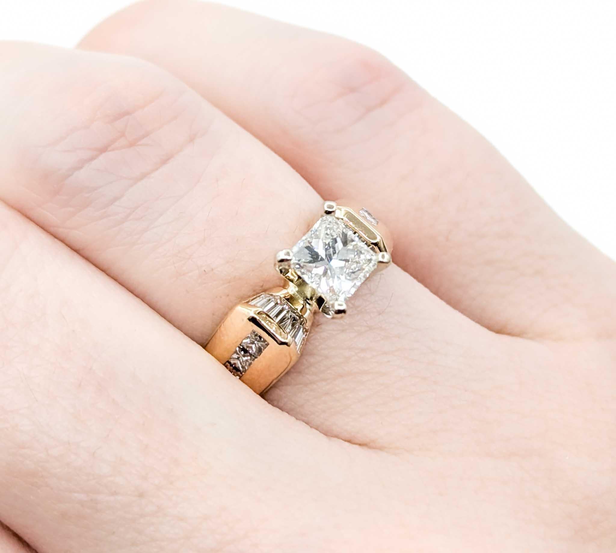 Contemporain Superbe bague de fiançailles avec diamants de 1,25 ctw en or jaune en vente