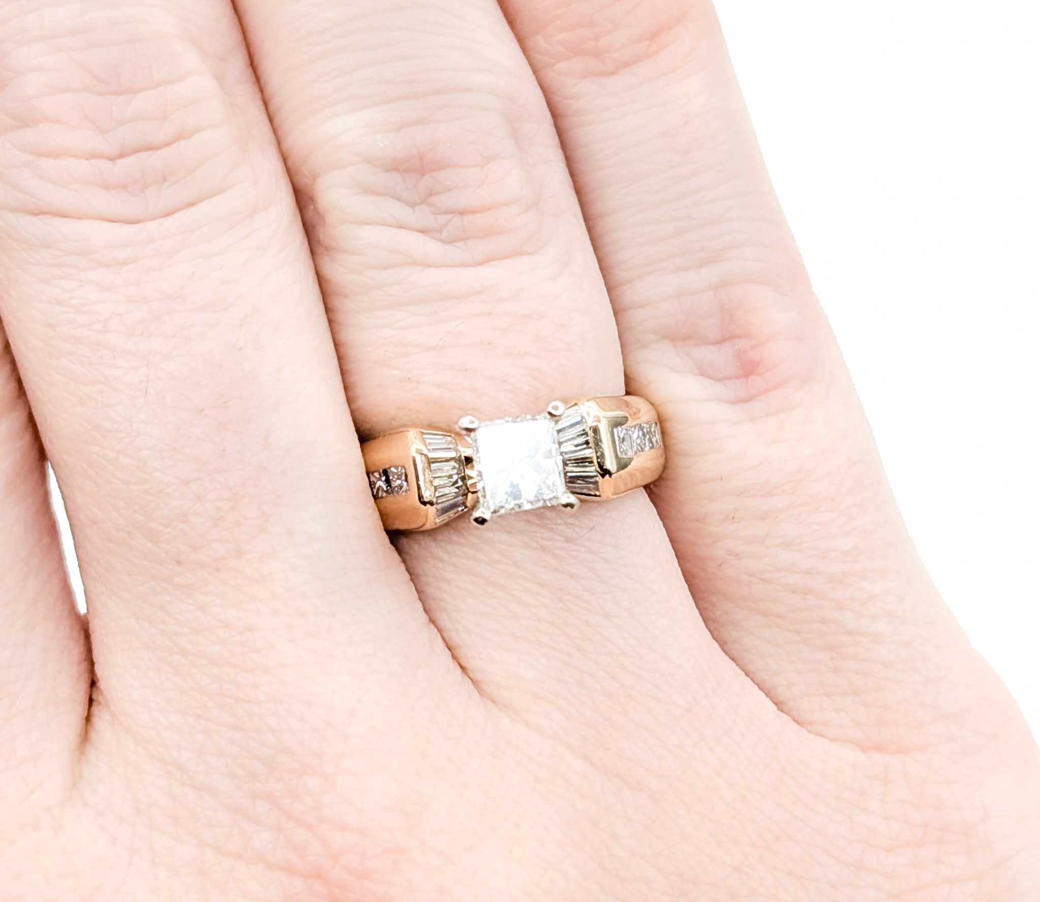 Taille princesse Superbe bague de fiançailles avec diamants de 1,25 ctw en or jaune en vente