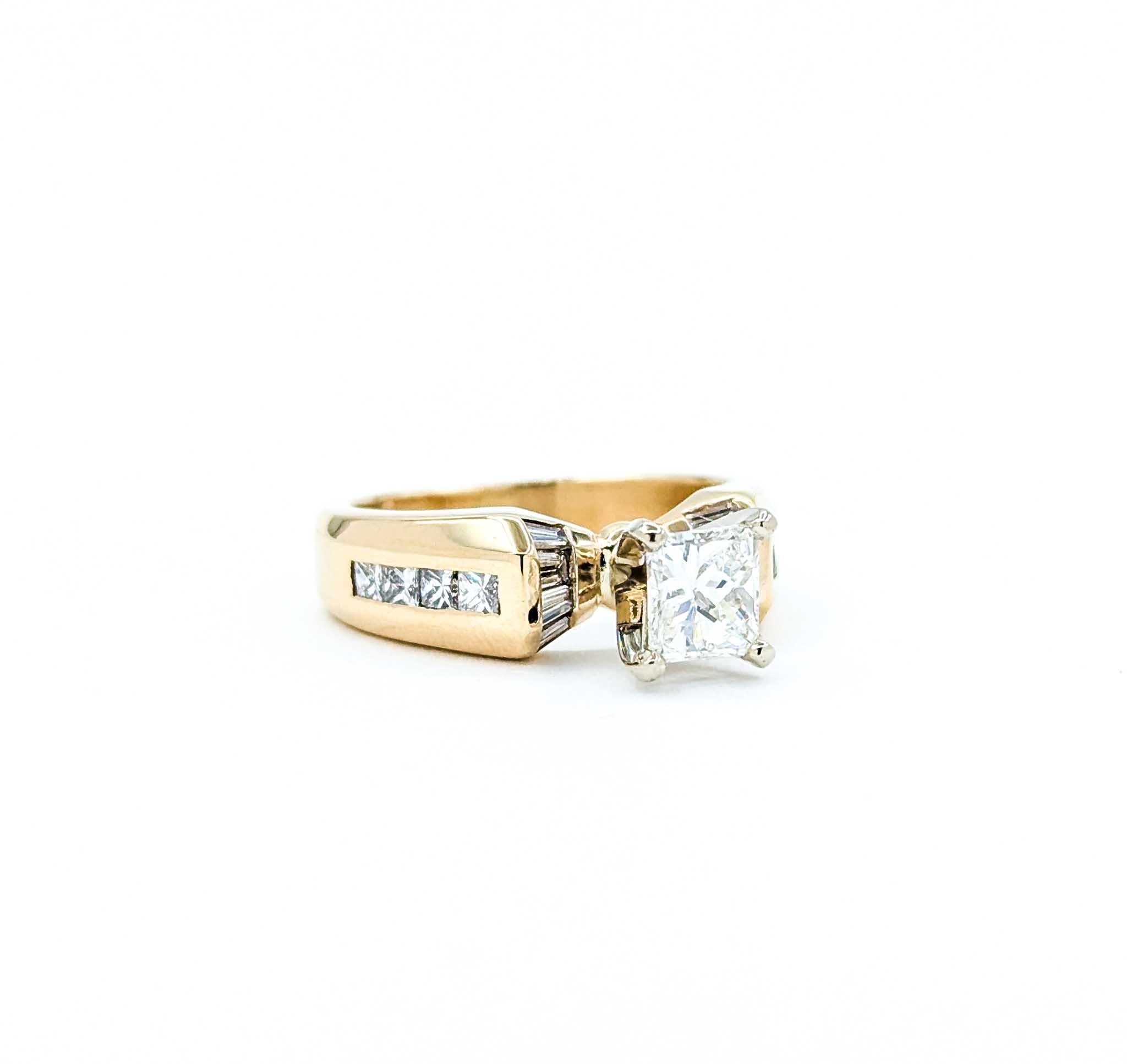 Superbe bague de fiançailles avec diamants de 1,25 ctw en or jaune Excellent état - En vente à Bloomington, MN