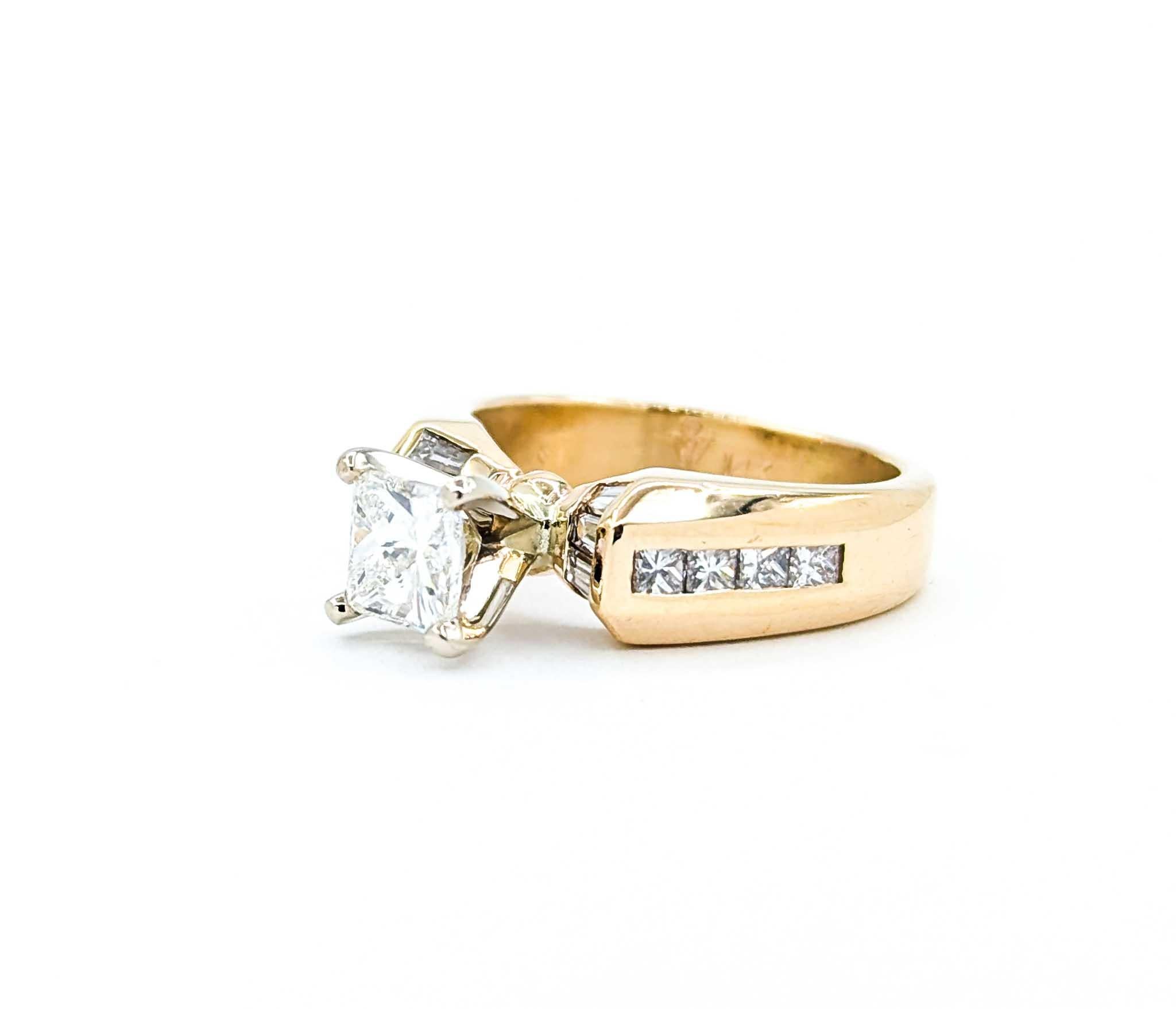 Superbe bague de fiançailles avec diamants de 1,25 ctw en or jaune en vente 3