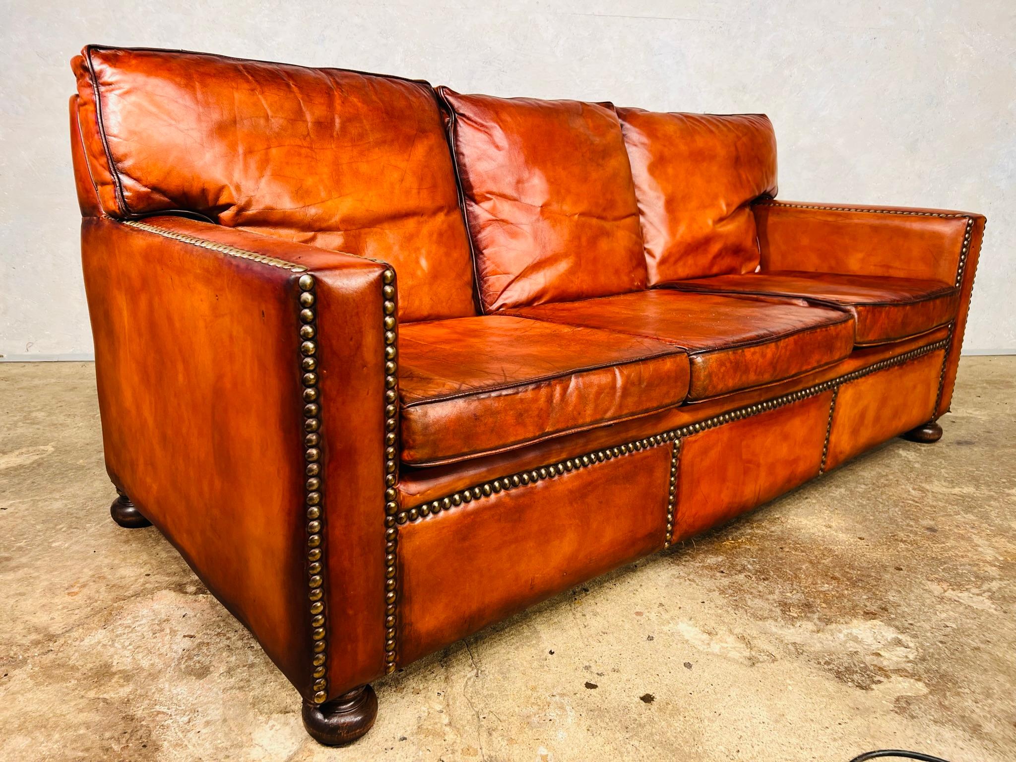 Atemberaubendes englisches Dreisitzer-Sofa aus braunem Leder aus Kastanienholz, Mitte des Jahrhunderts #716 im Angebot 6