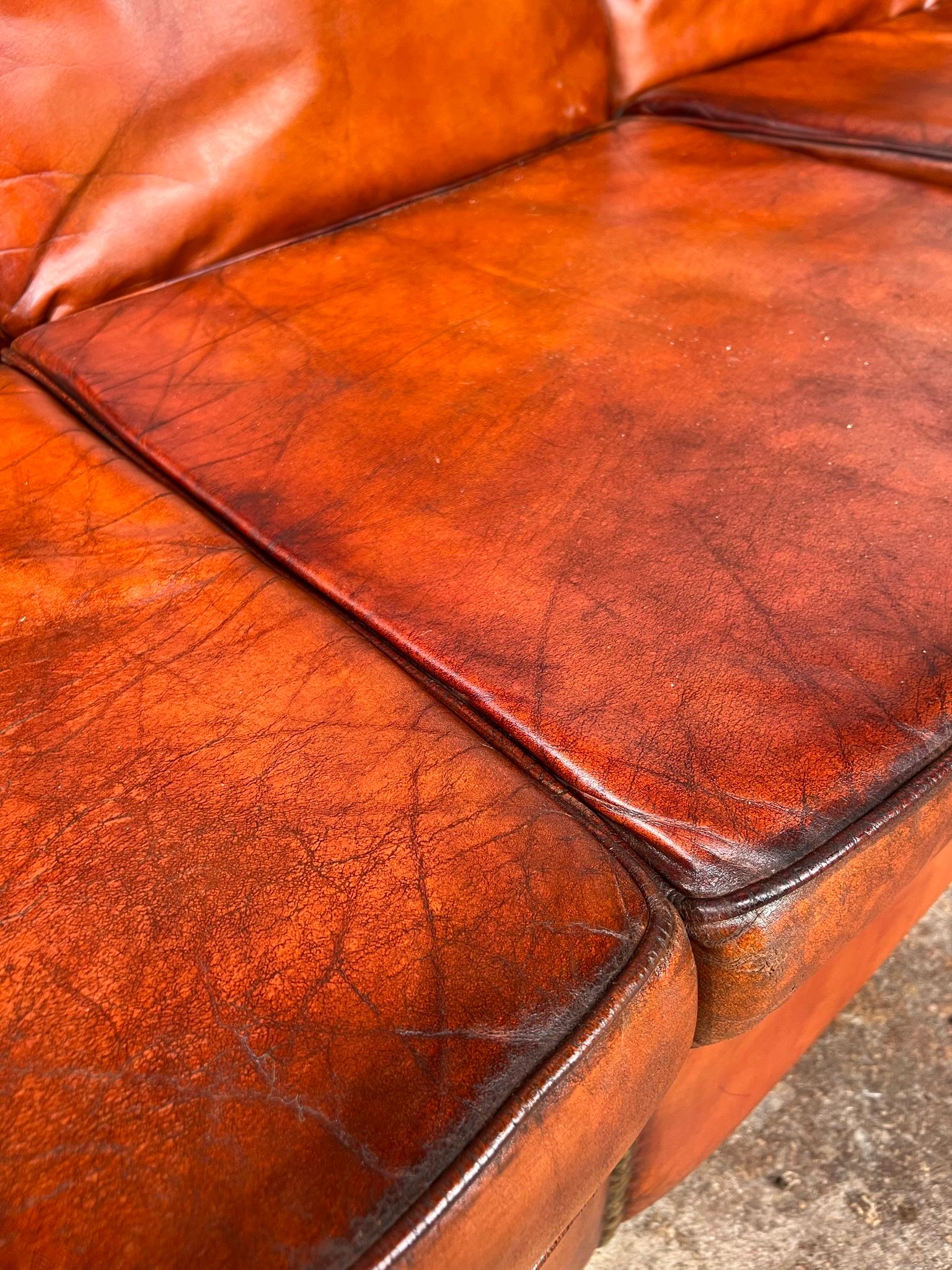 Atemberaubendes englisches Dreisitzer-Sofa aus braunem Leder aus Kastanienholz, Mitte des Jahrhunderts #716 im Angebot 7