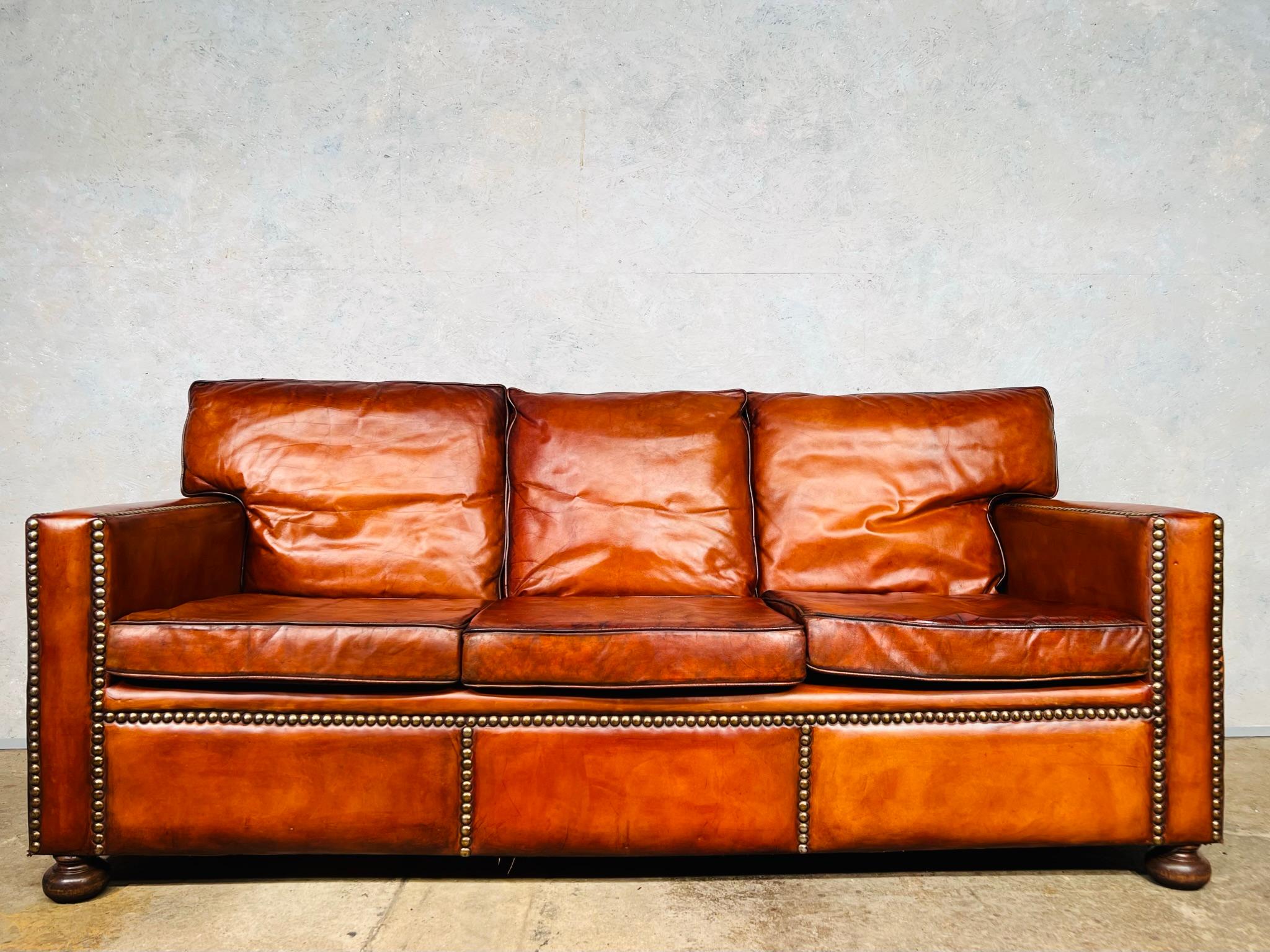 Atemberaubendes englisches Dreisitzer-Sofa aus braunem Leder aus Kastanienholz, Mitte des Jahrhunderts #716 im Zustand „Gut“ im Angebot in Lewes, GB