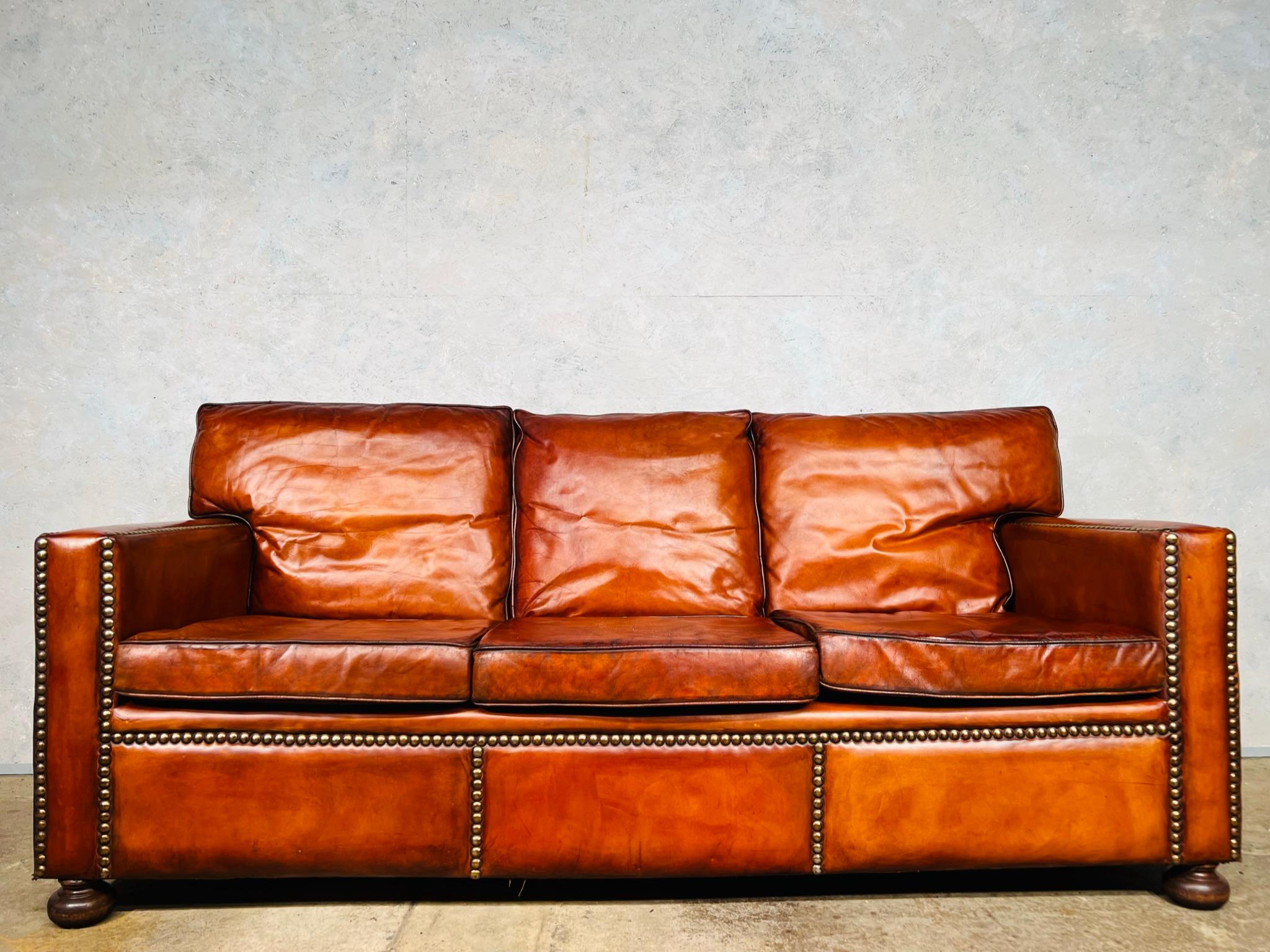 Atemberaubendes englisches Dreisitzer-Sofa aus braunem Leder aus Kastanienholz, Mitte des Jahrhunderts #716 (20. Jahrhundert) im Angebot