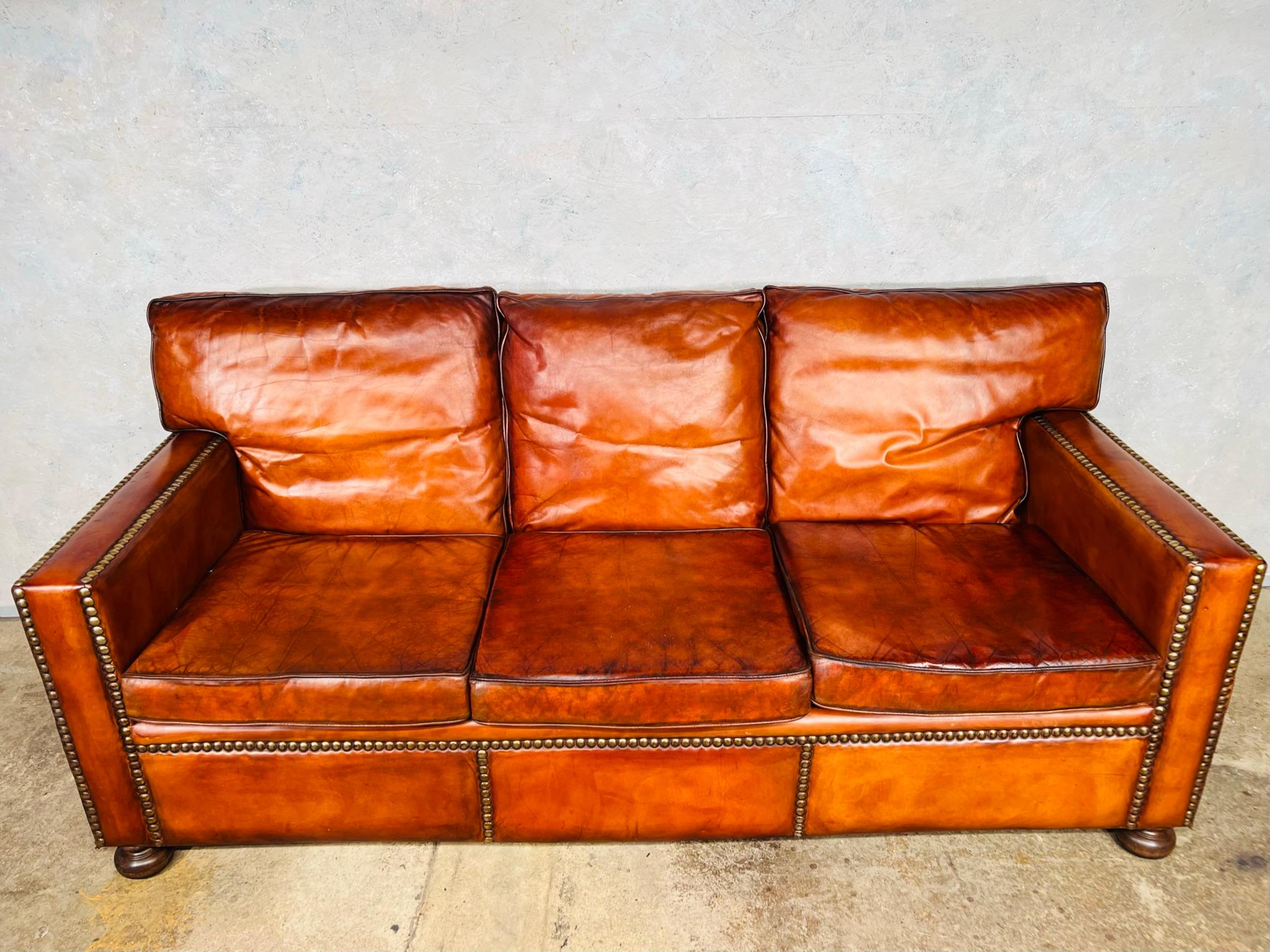 Atemberaubendes englisches Dreisitzer-Sofa aus braunem Leder aus Kastanienholz, Mitte des Jahrhunderts #716 im Angebot 1