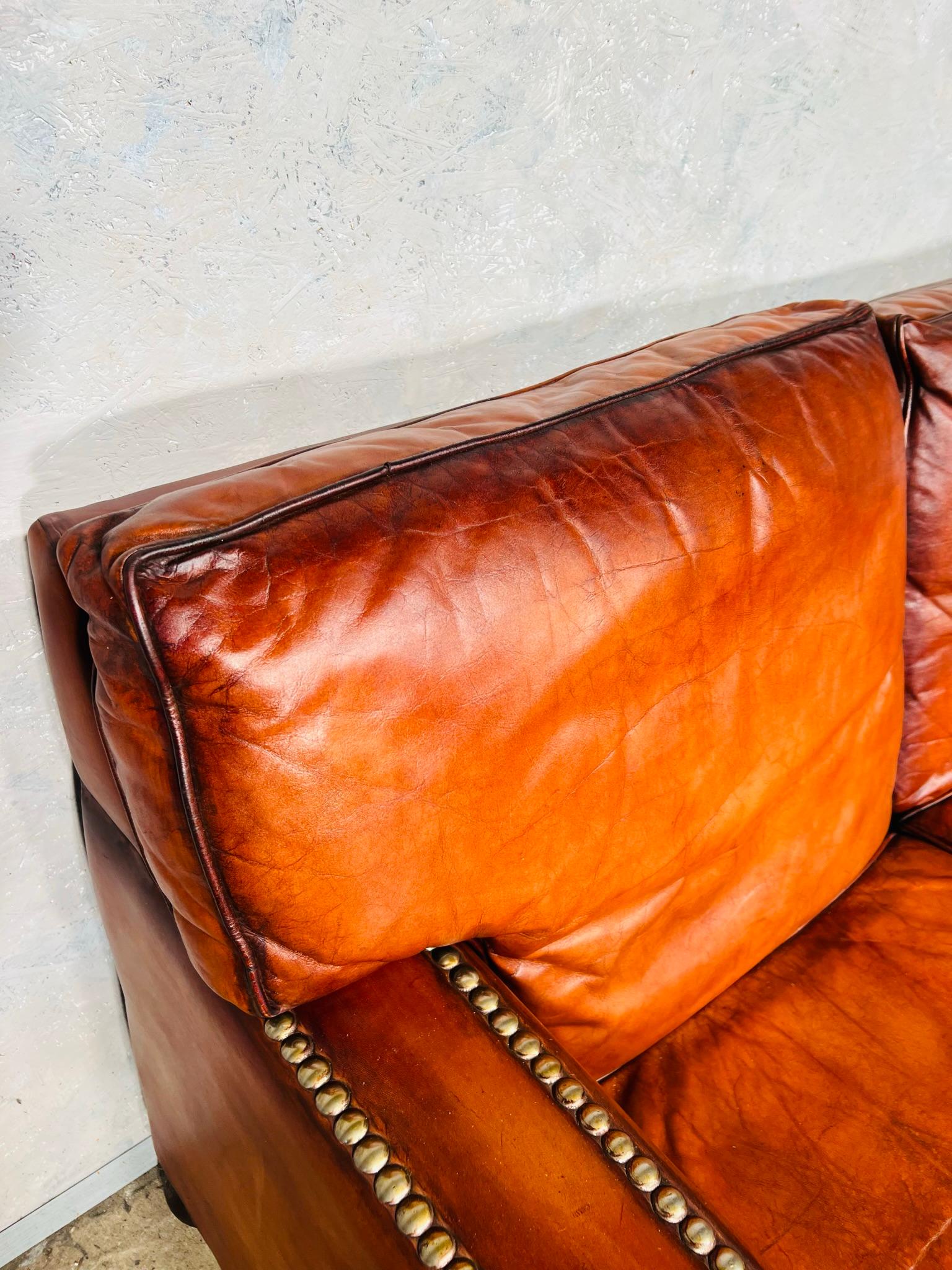 Atemberaubendes englisches Dreisitzer-Sofa aus braunem Leder aus Kastanienholz, Mitte des Jahrhunderts #716 im Angebot 2