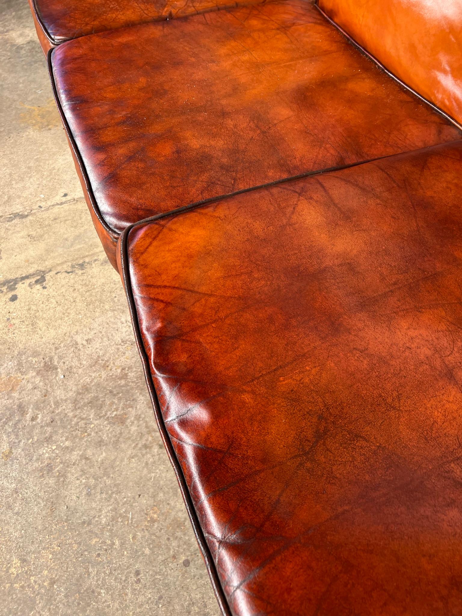 Atemberaubendes englisches Dreisitzer-Sofa aus braunem Leder aus Kastanienholz, Mitte des Jahrhunderts #716 im Angebot 3