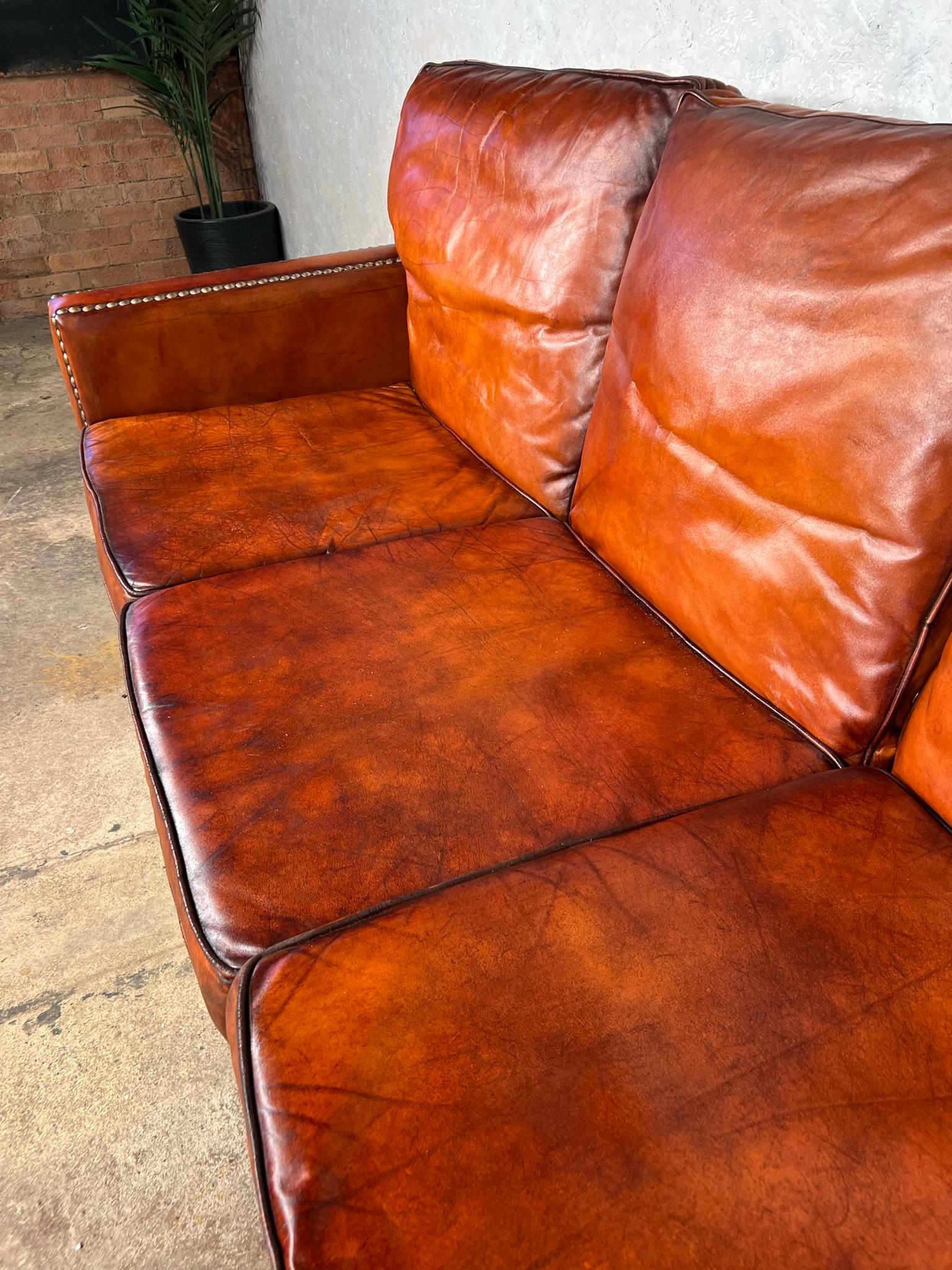 Atemberaubendes englisches Dreisitzer-Sofa aus braunem Leder aus Kastanienholz, Mitte des Jahrhunderts #716 im Angebot 4