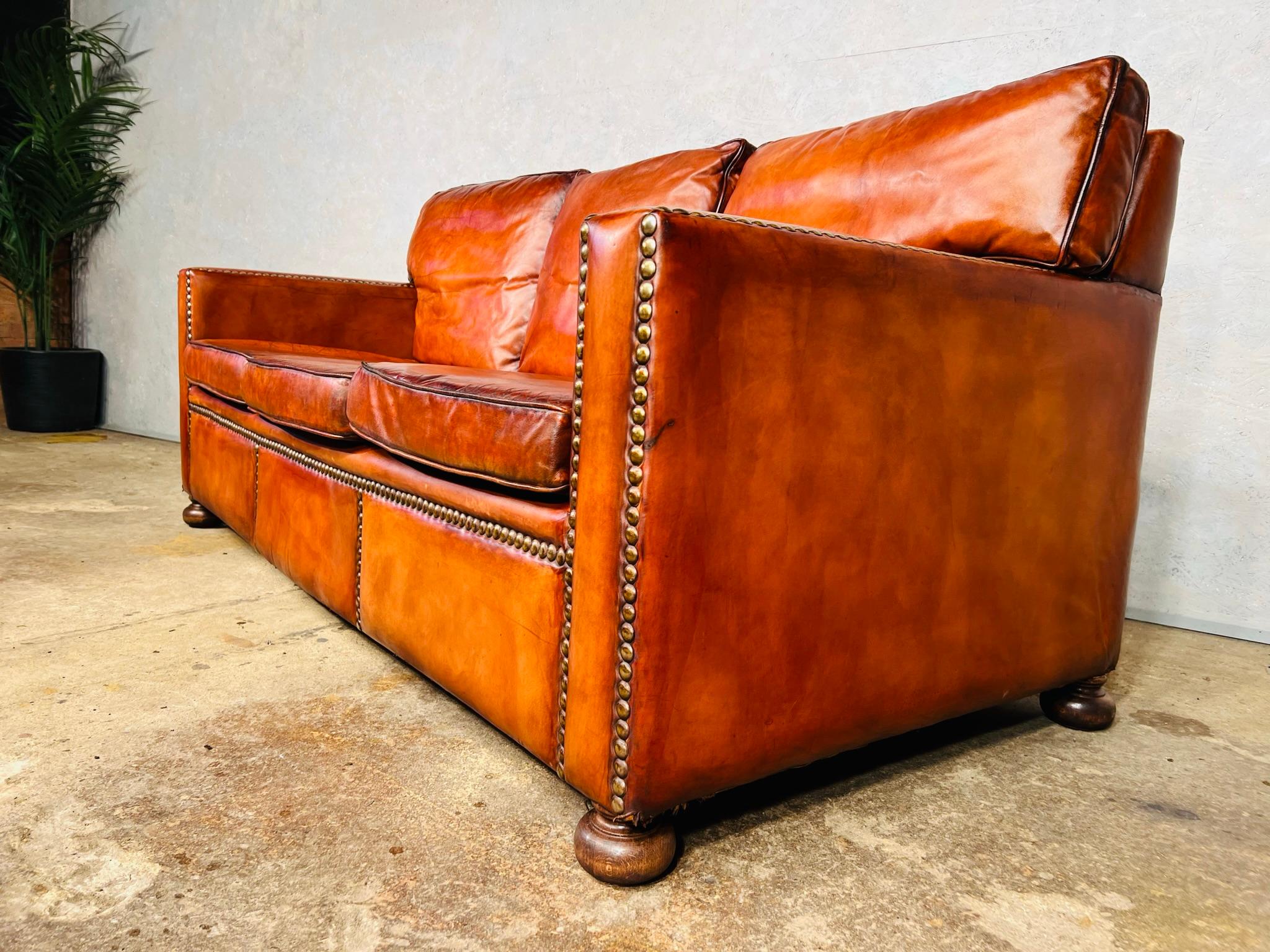 Atemberaubendes englisches Dreisitzer-Sofa aus braunem Leder aus Kastanienholz, Mitte des Jahrhunderts #716 im Angebot 5