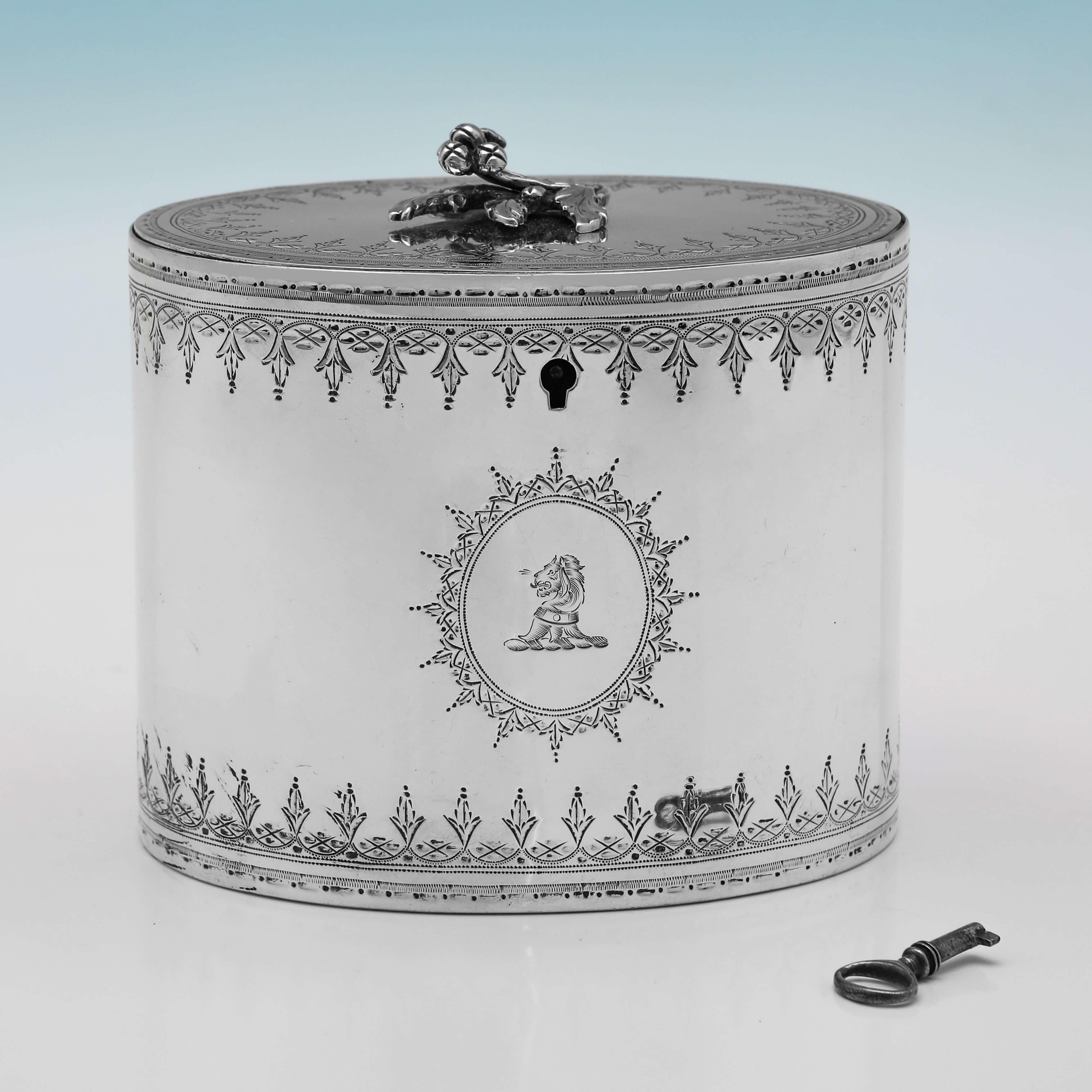 Atemberaubende gravierte neoklassizistische antike Teedose aus Sterlingsilber in Sterlingsilber – London 1806 (Neoklassisch) im Angebot
