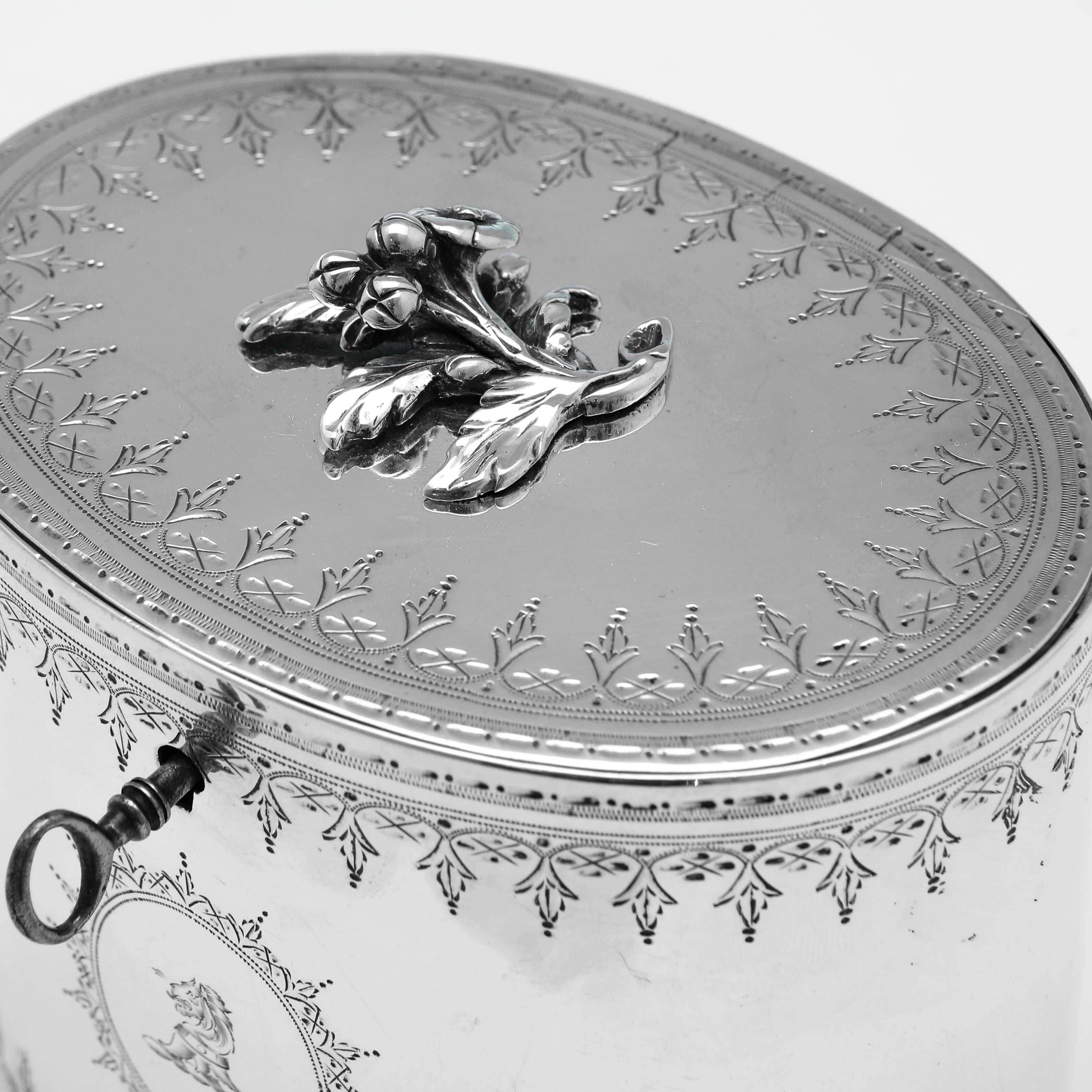 Atemberaubende gravierte neoklassizistische antike Teedose aus Sterlingsilber in Sterlingsilber – London 1806 (Frühes 19. Jahrhundert) im Angebot