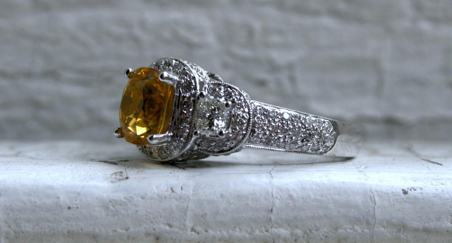 Art Déco Stupendo anello aureolato in oro 14 carati con diamanti e zirconi gialli, 4,52 carati in vendita