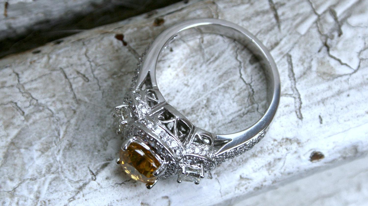 Taglio cuscino Stupendo anello aureolato in oro 14 carati con diamanti e zirconi gialli, 4,52 carati in vendita